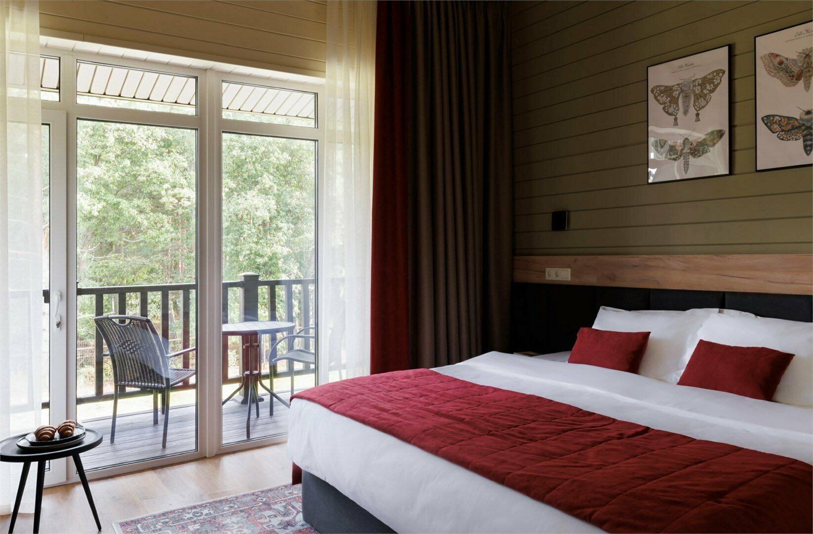 Комфорт с одной большой двуспальной кроватью, с балконом и видом на лес