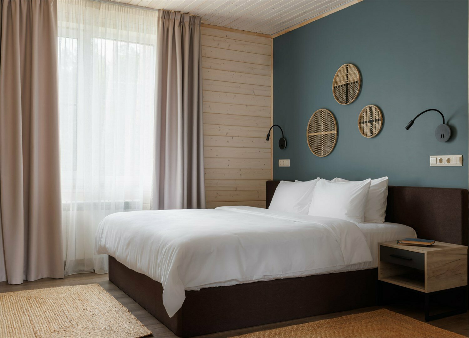 Двухэтажный коттедж с индивидуальной зоной барбекю и террасой