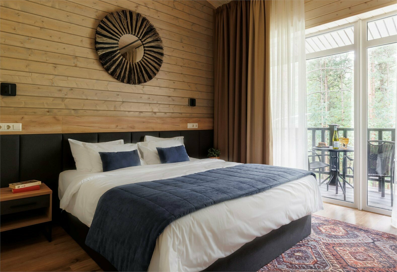 Комфорт с одной большой двуспальной кроватью, с балконом и видом на лес