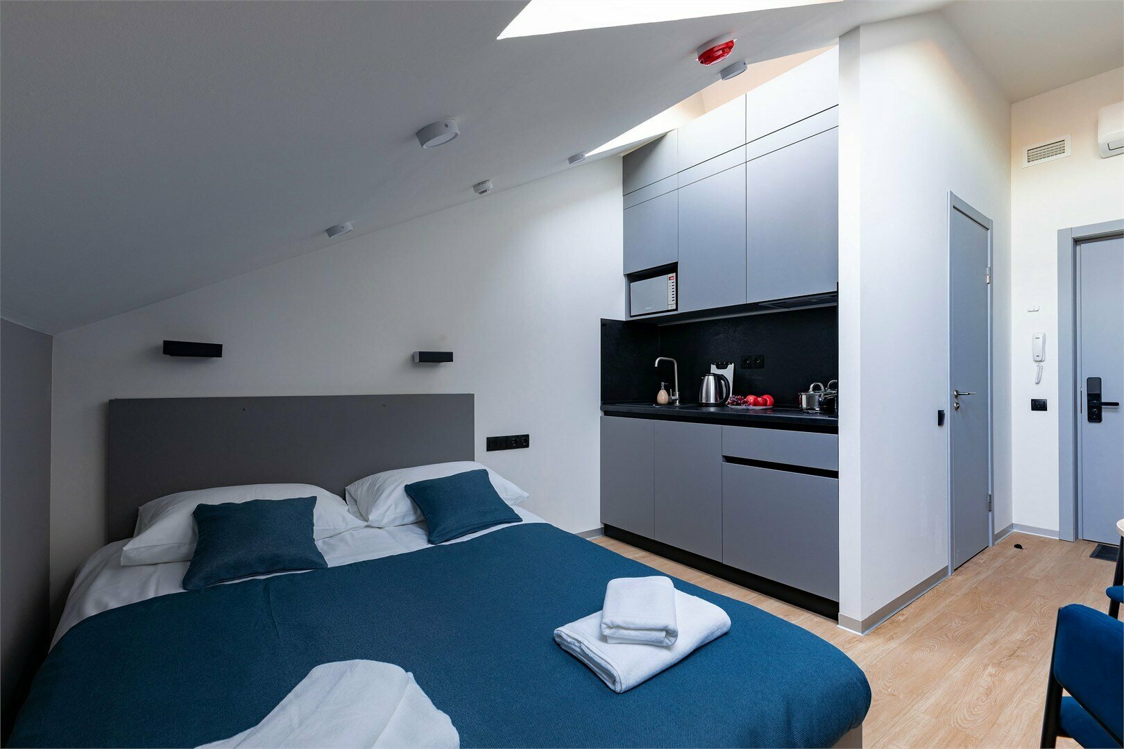 Стандарт Мансарда с 1 двуспальной кроватью