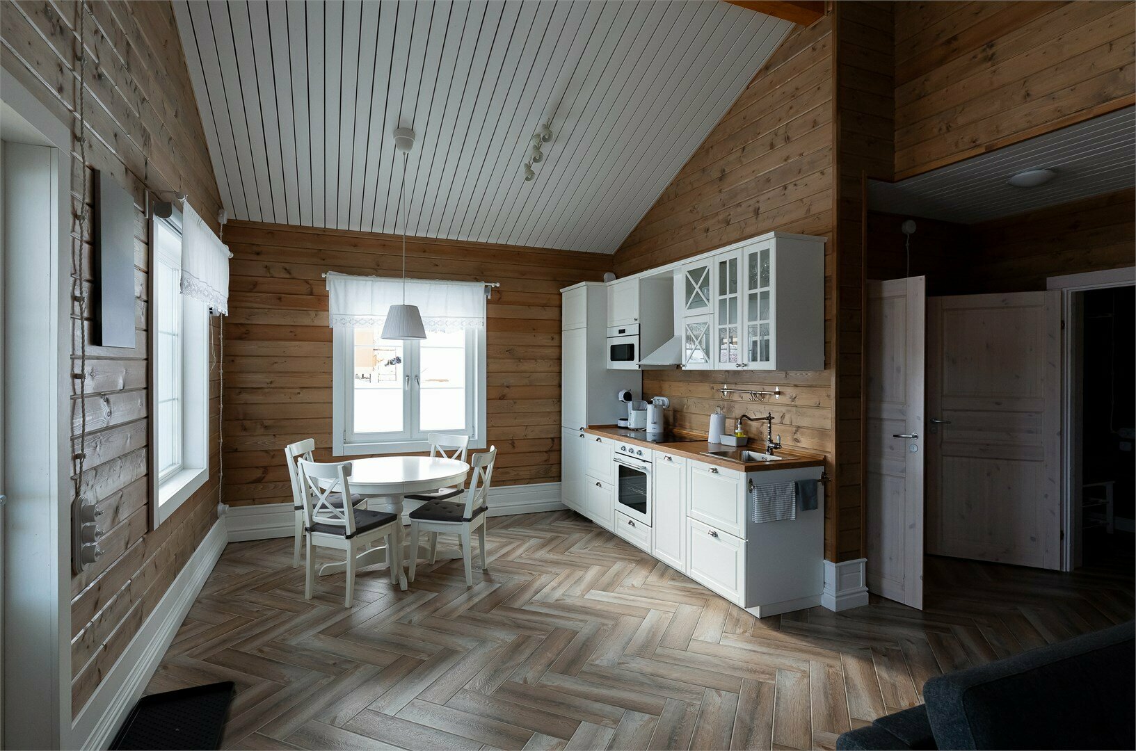 Скандинавский дом с видом на озеро