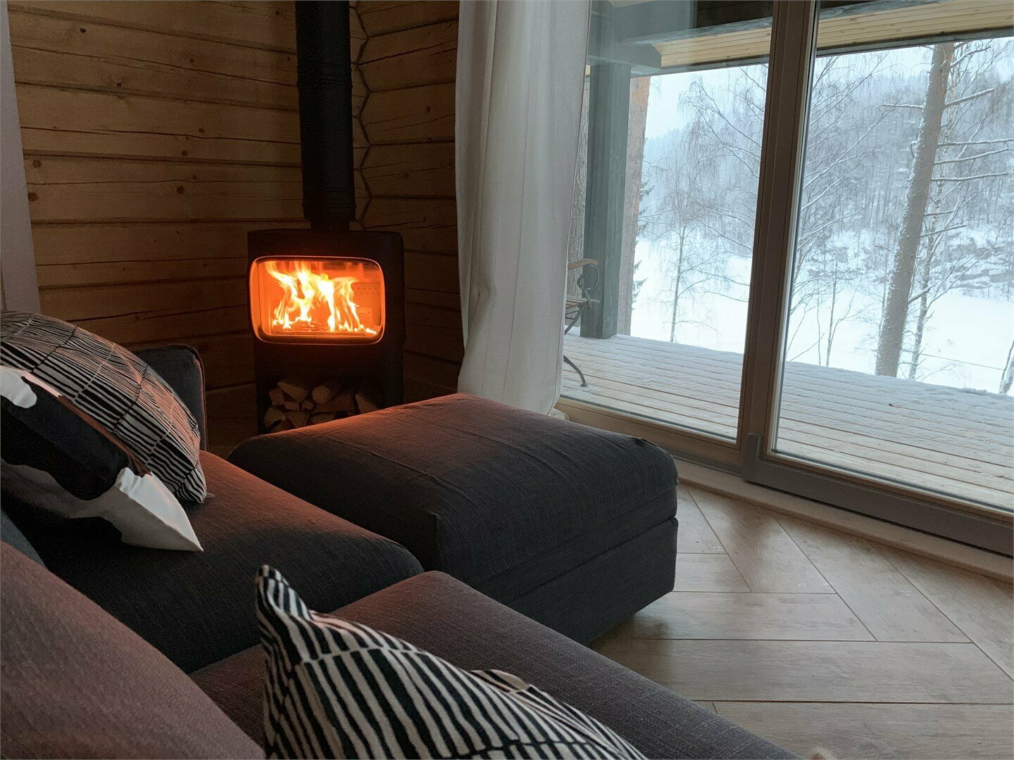 Зеленый дом на скале c видом на озеро и возможностью купели на дровах