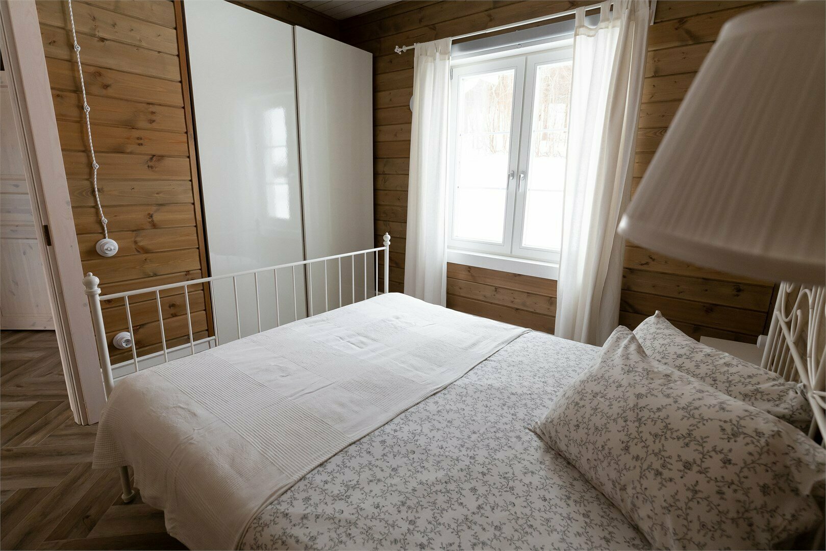 Скандинавский дом с видом на озеро