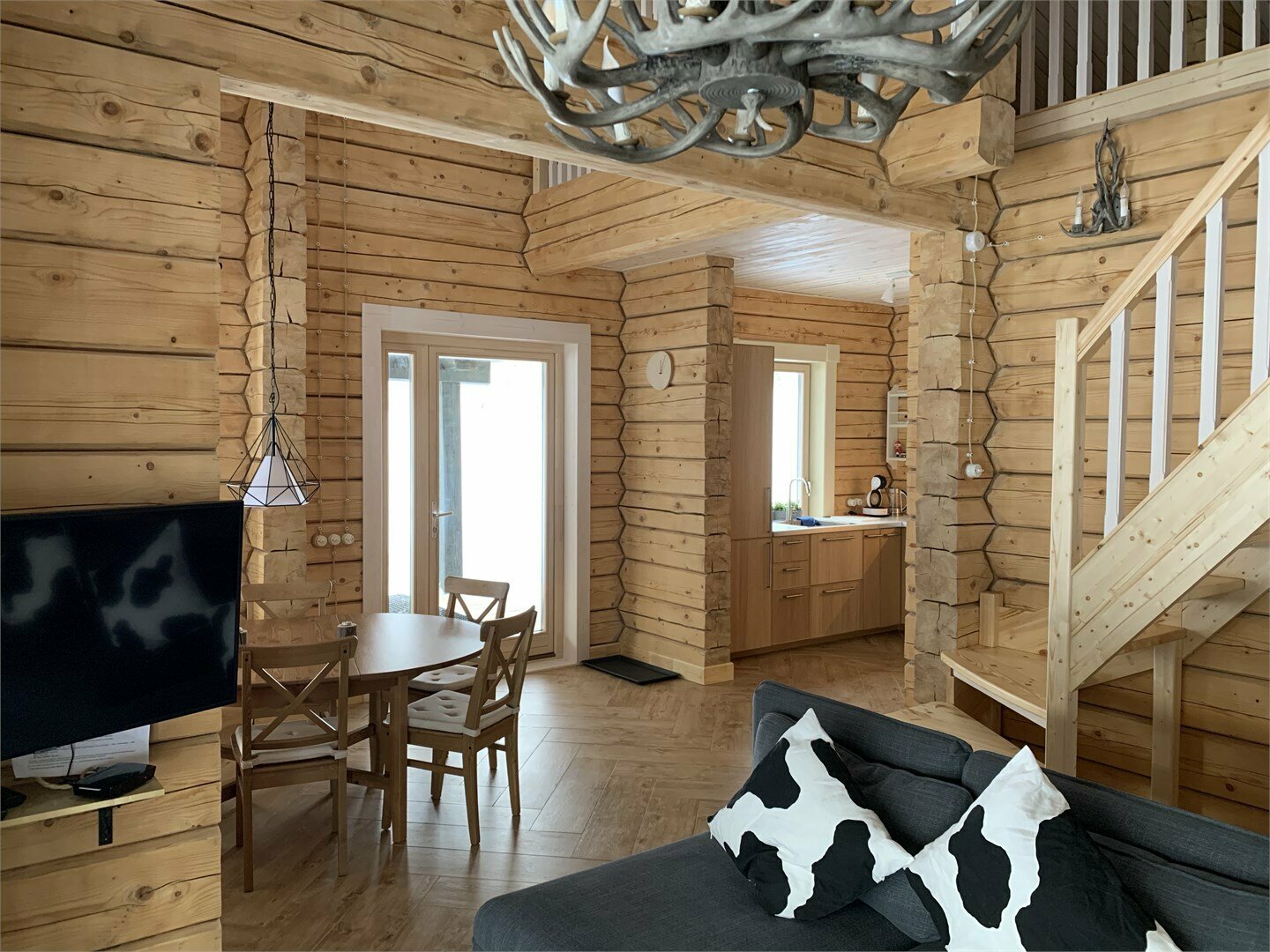 Зеленый дом на скале c видом на озеро и возможностью купели на дровах