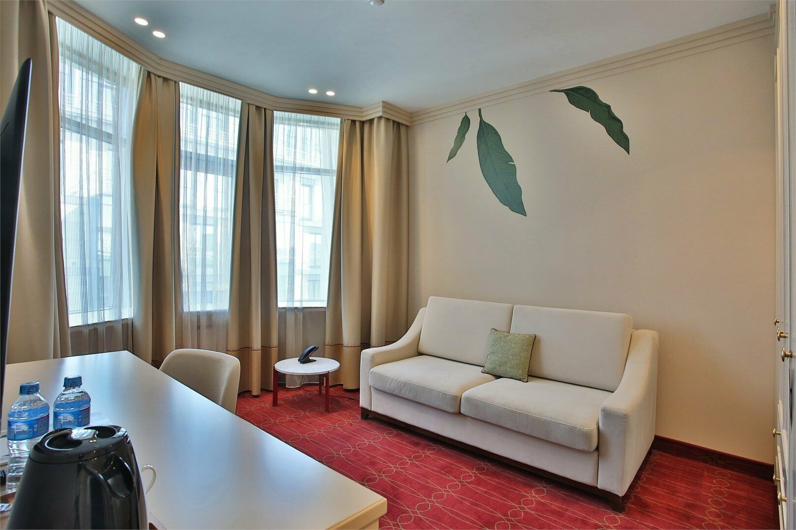 Luxe - двухкомнатный номер с большой кроватью и гостиной