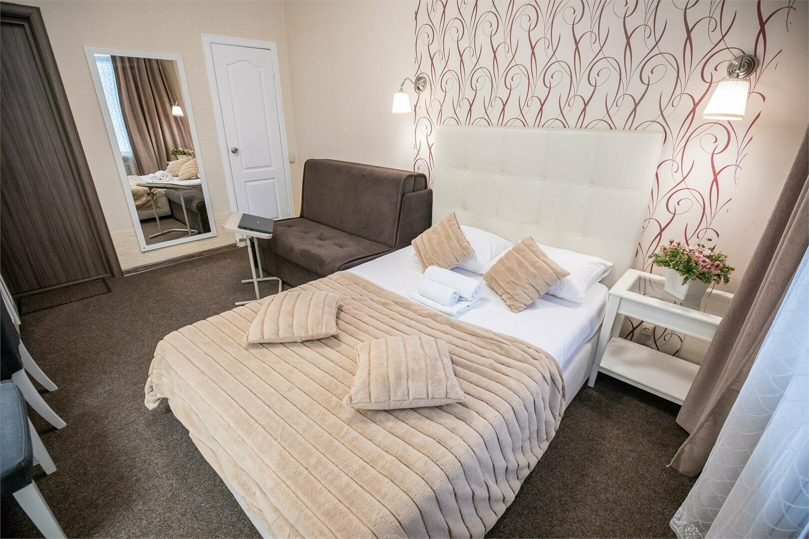 №2 Улучшенный четырехместный номер (1 большая кровать+диван)