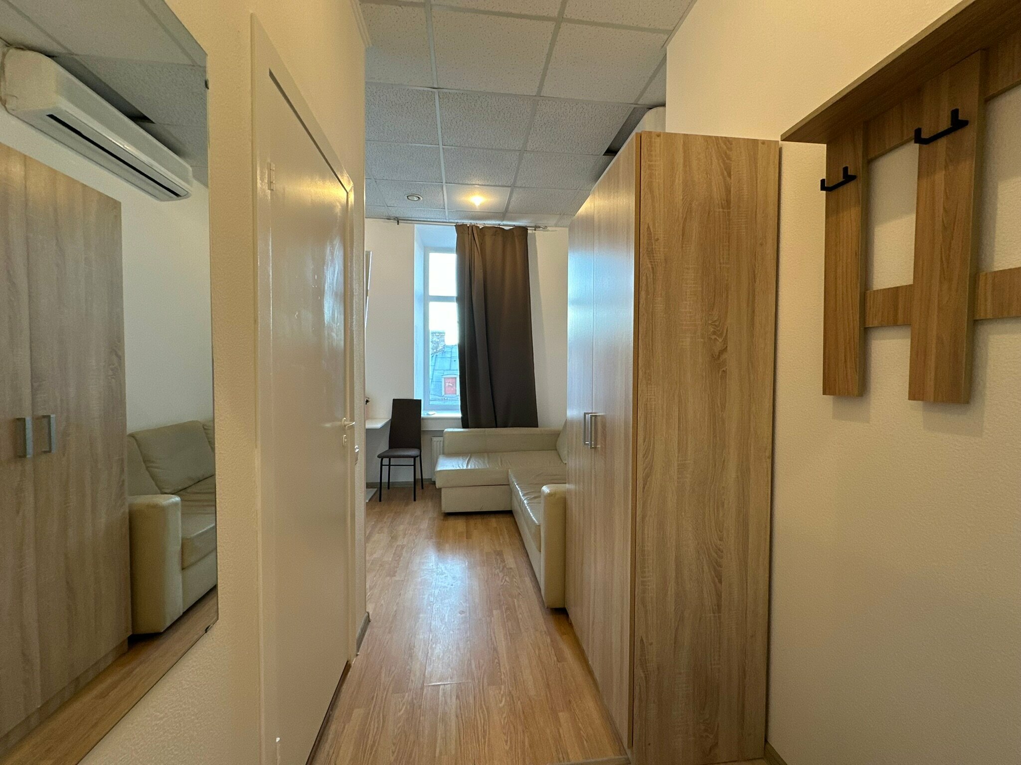 Четырехместный с двуспальной кроватью (или двумя односпальными) диваном на 5 этаже