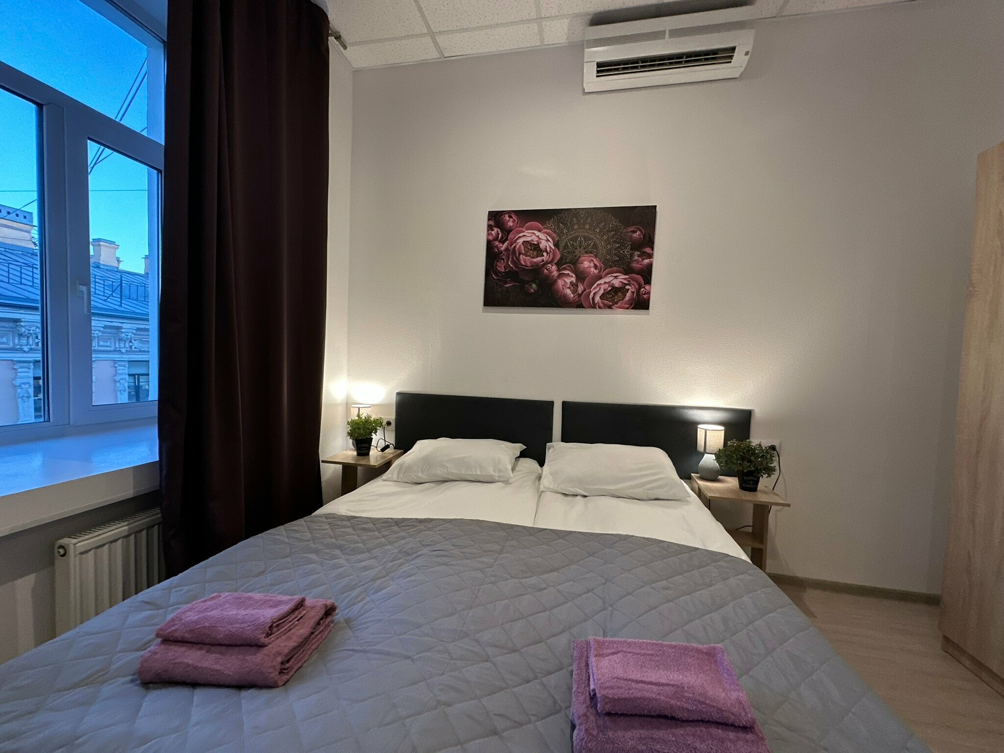 Четырехместный с двуспальной кроватью (или двумя односпальными) диваном на 5 этаже