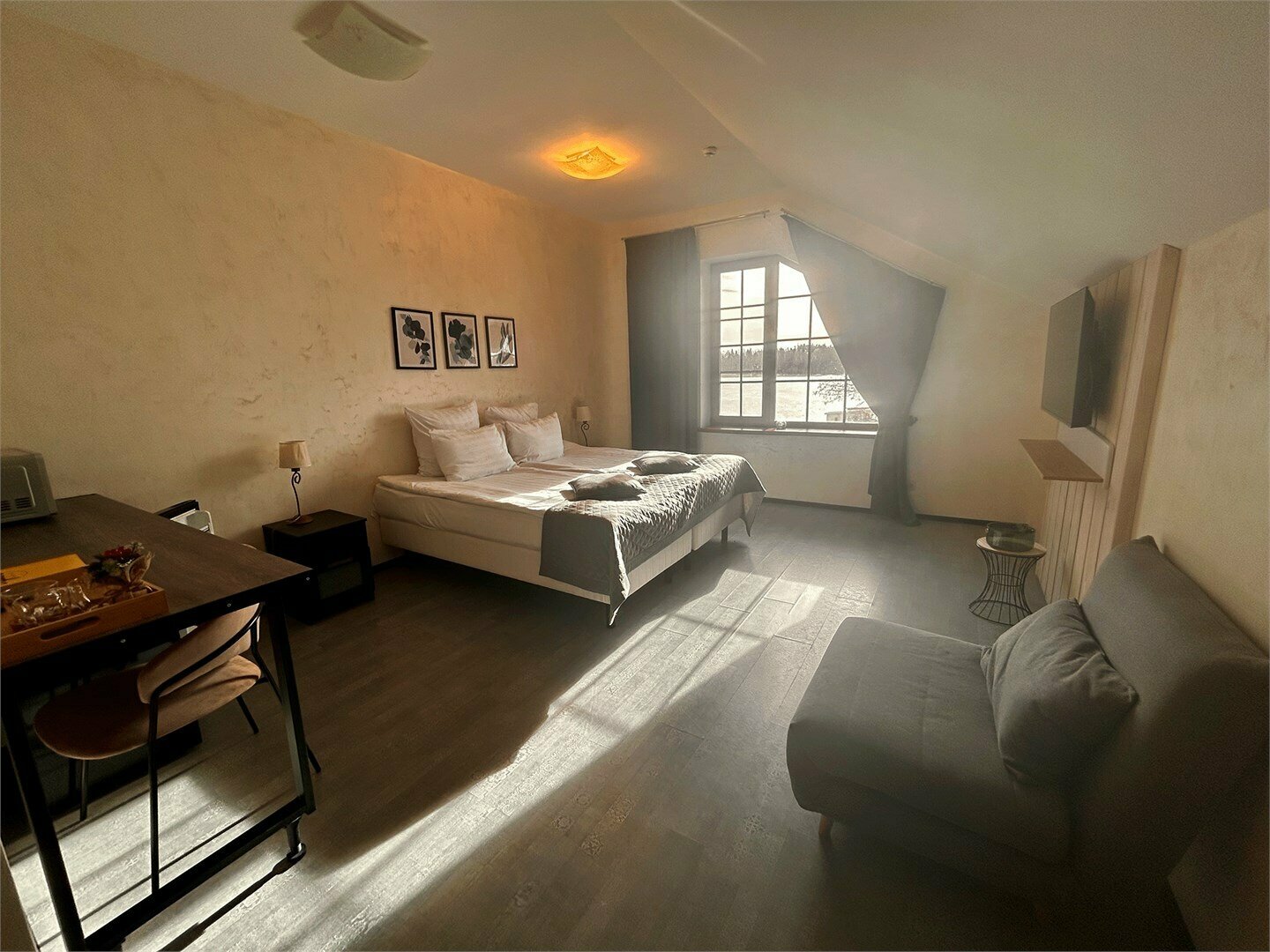 Трехместный номер с видом на озеро