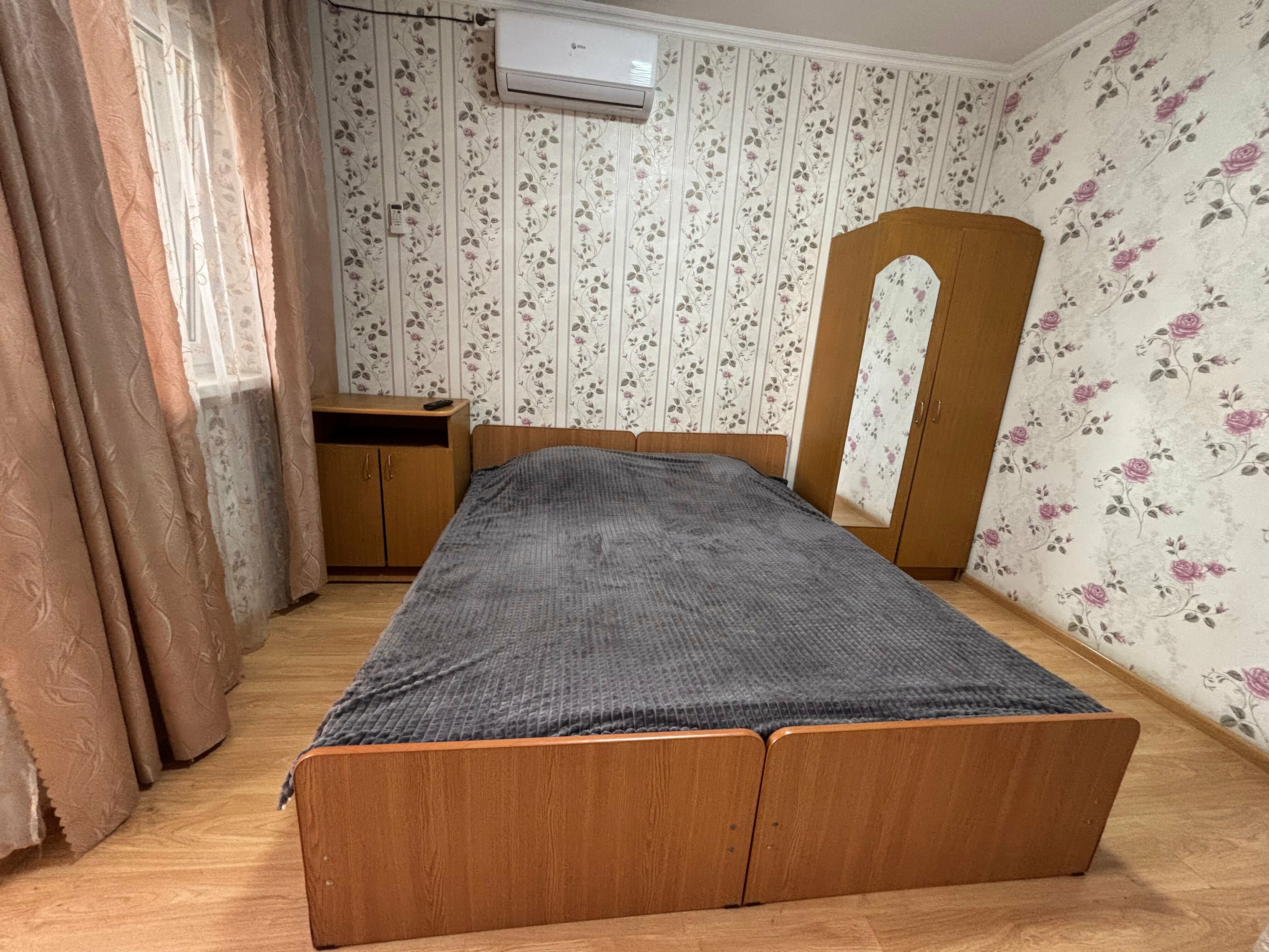 Трехместный номер эконом-класса с общей ванной комнатой