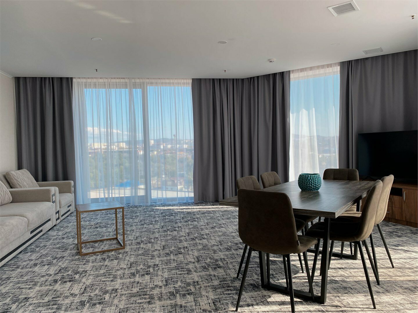 Трехкомнатные Апартаменты с джакузи и видом на море