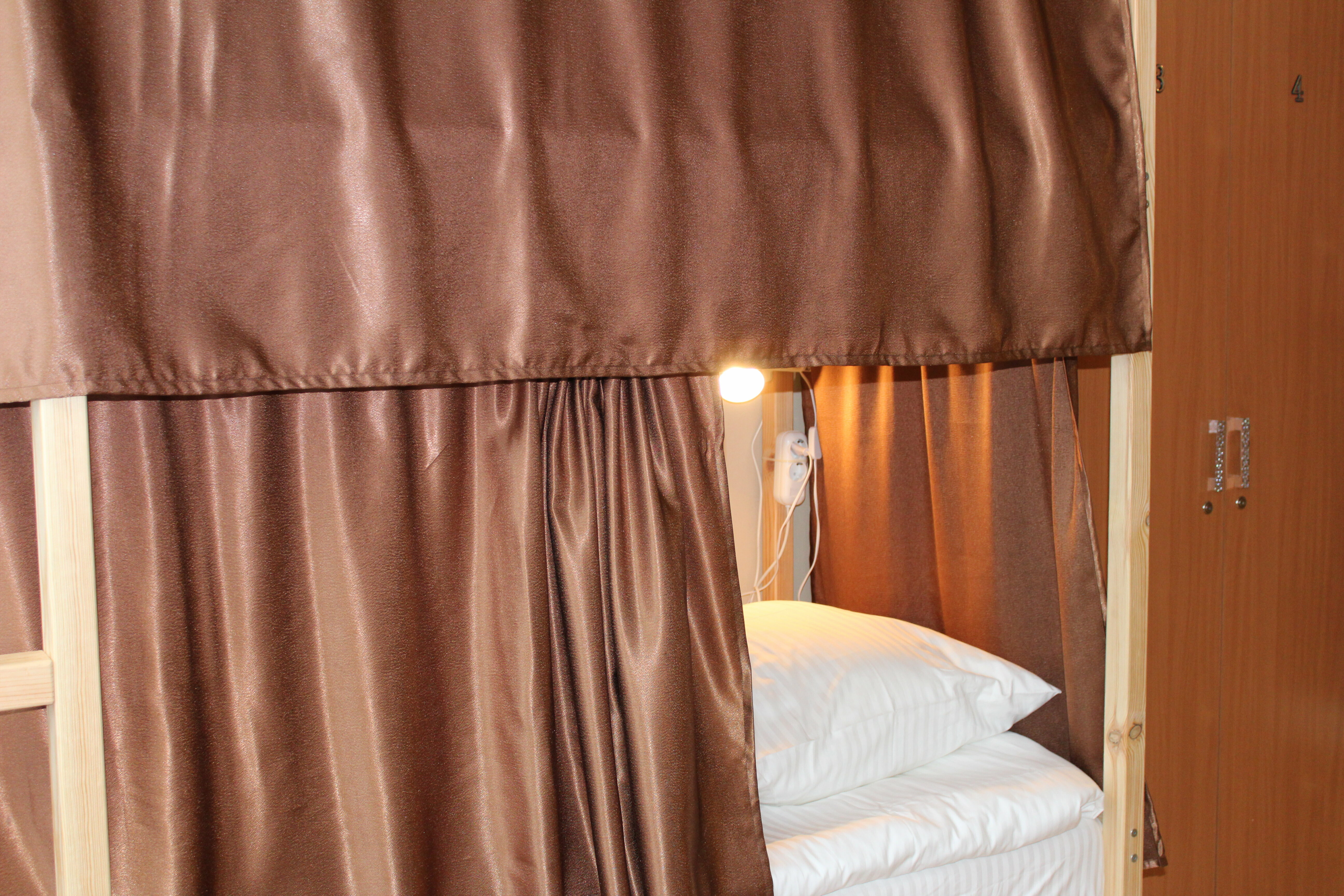 Кровать в общем 6-местном номере для мужчин и женщин