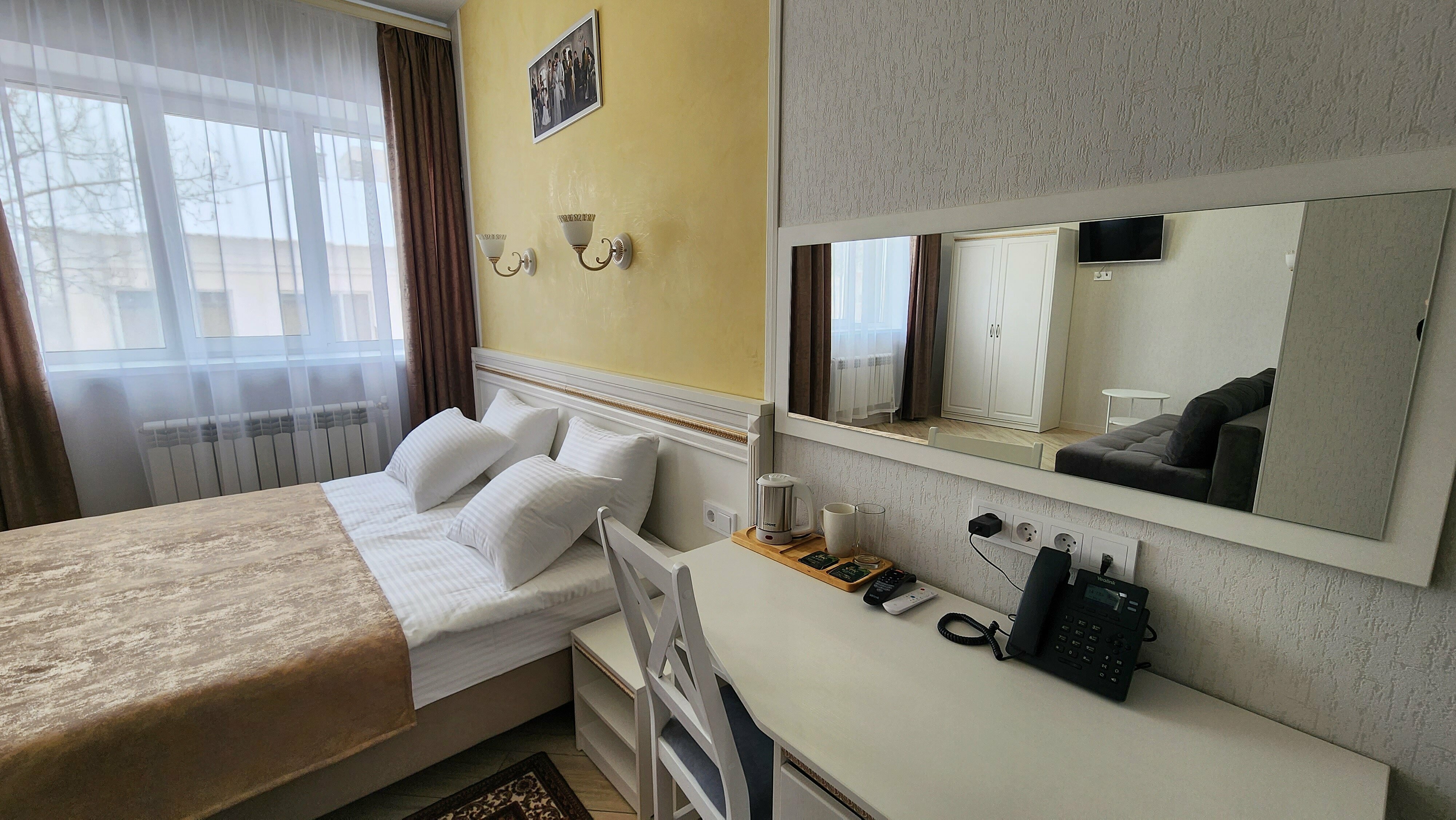 Просторный люкс с двуспальной кроватью и диваном