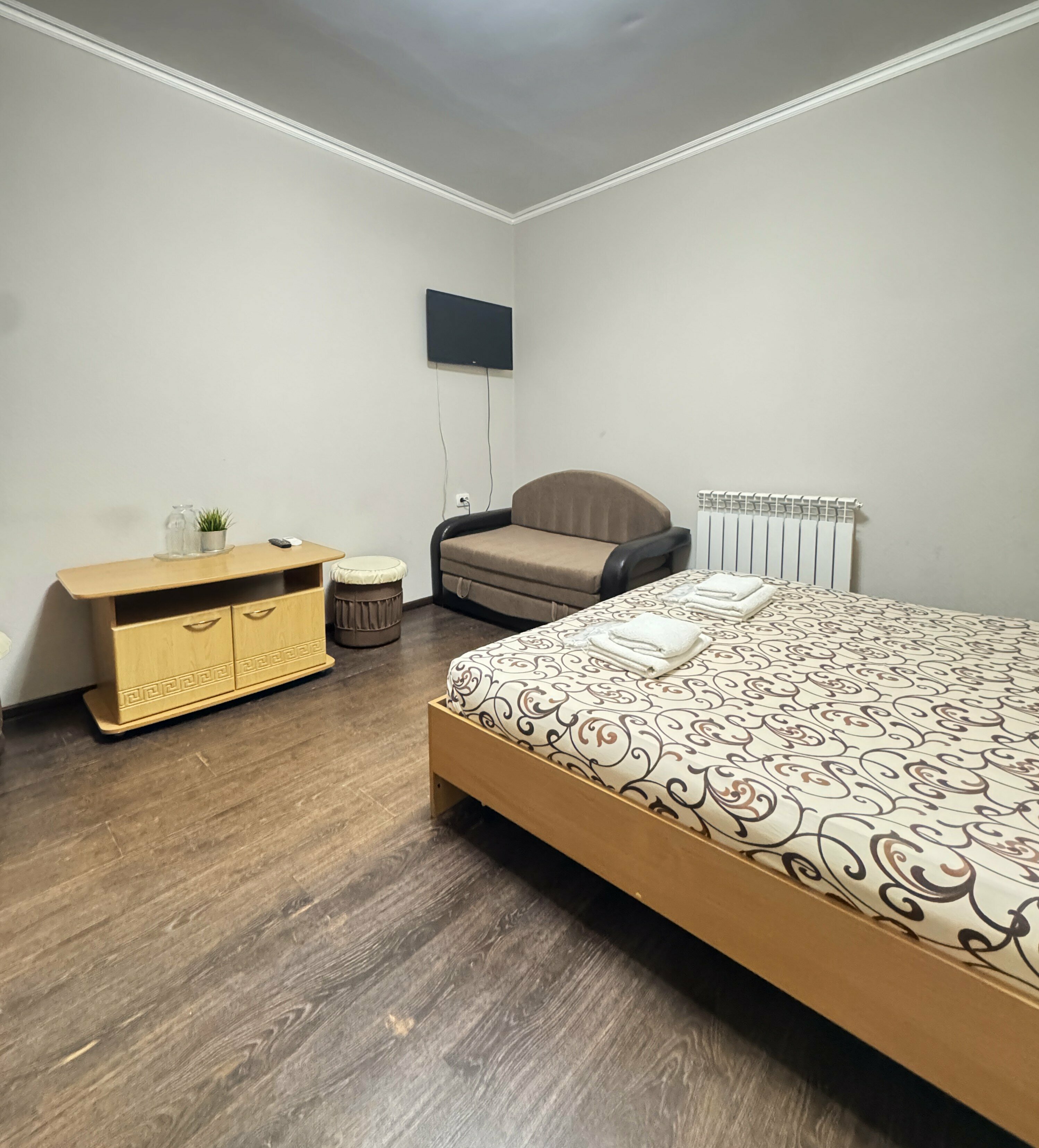 Семейный стандарт 2+2 (без окна) с двуспальной кроватью и диваном