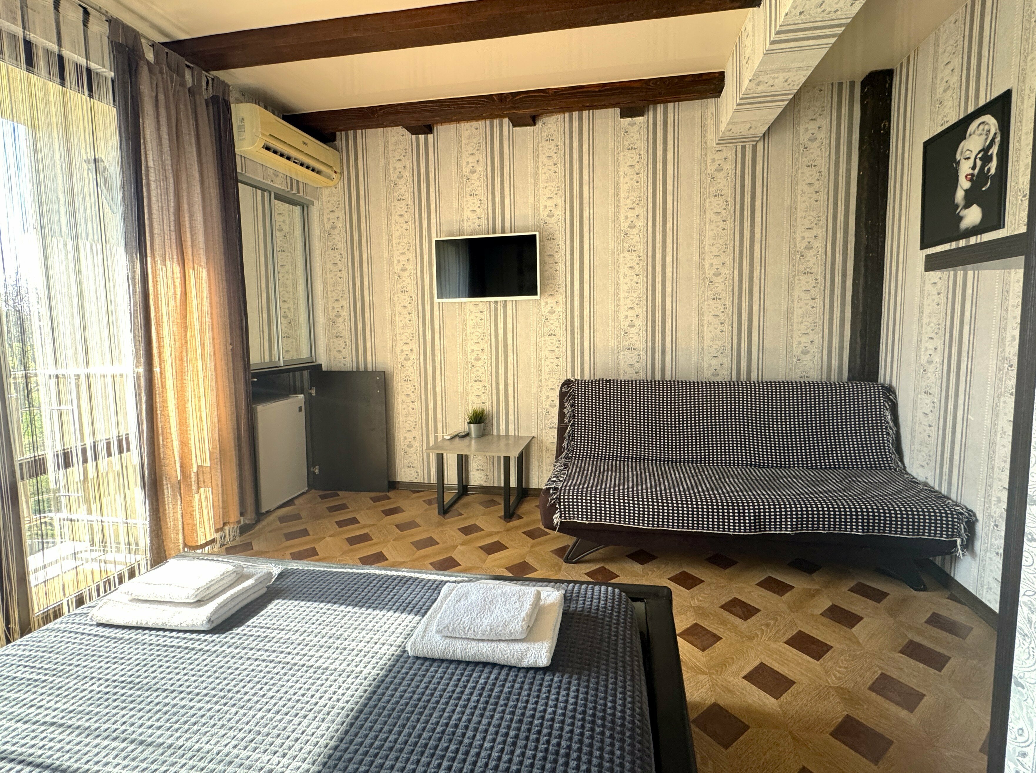 Семейный комфорт 2+2 с балконом и диваном