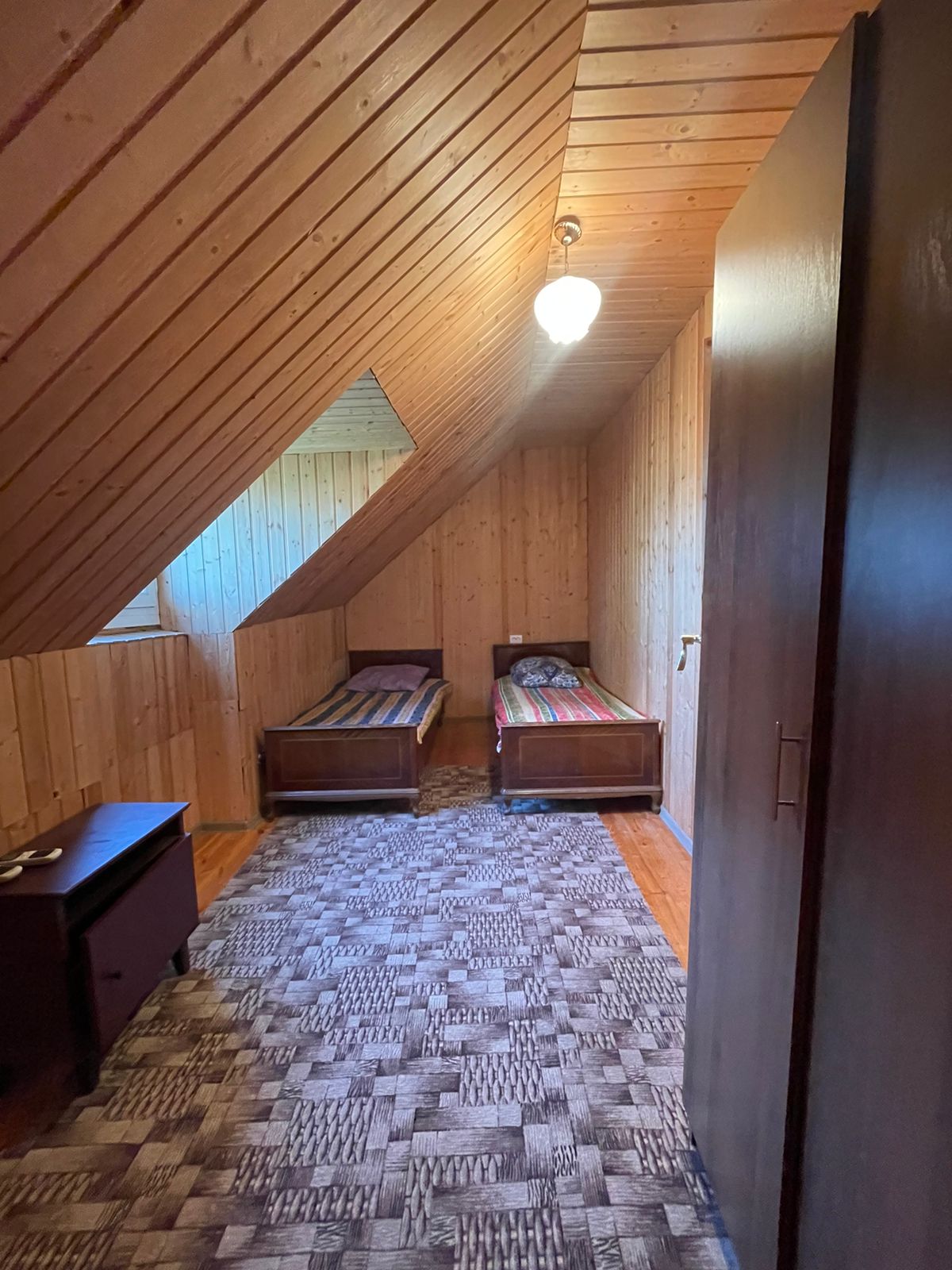 Двухместный номер с 2 отдельными кроватями и общим туалетом