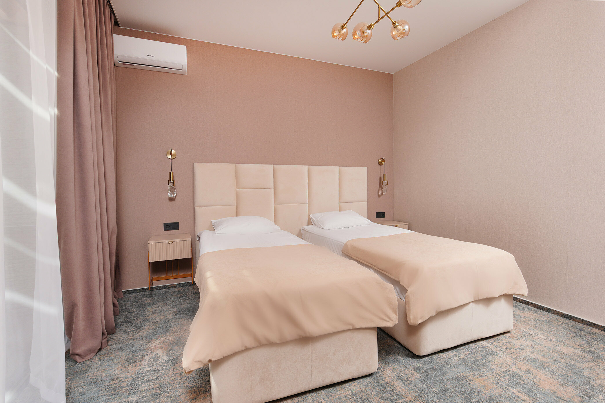 SEA VILLAGE LUXE SWIM UP