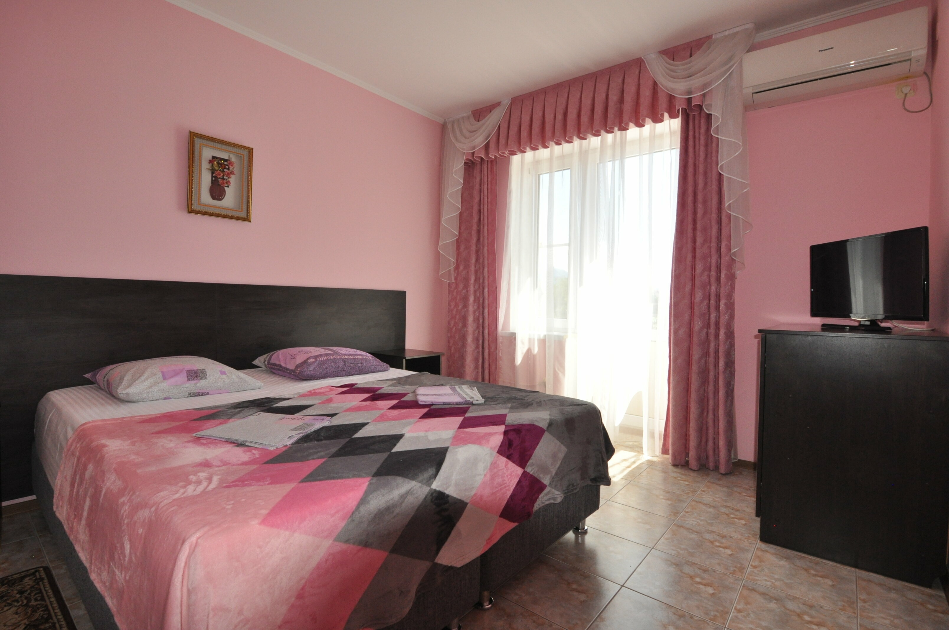 Семейный 2х местный номер с 1 или 2 кроватями, с балконом и общей душевой комнатой на два номера