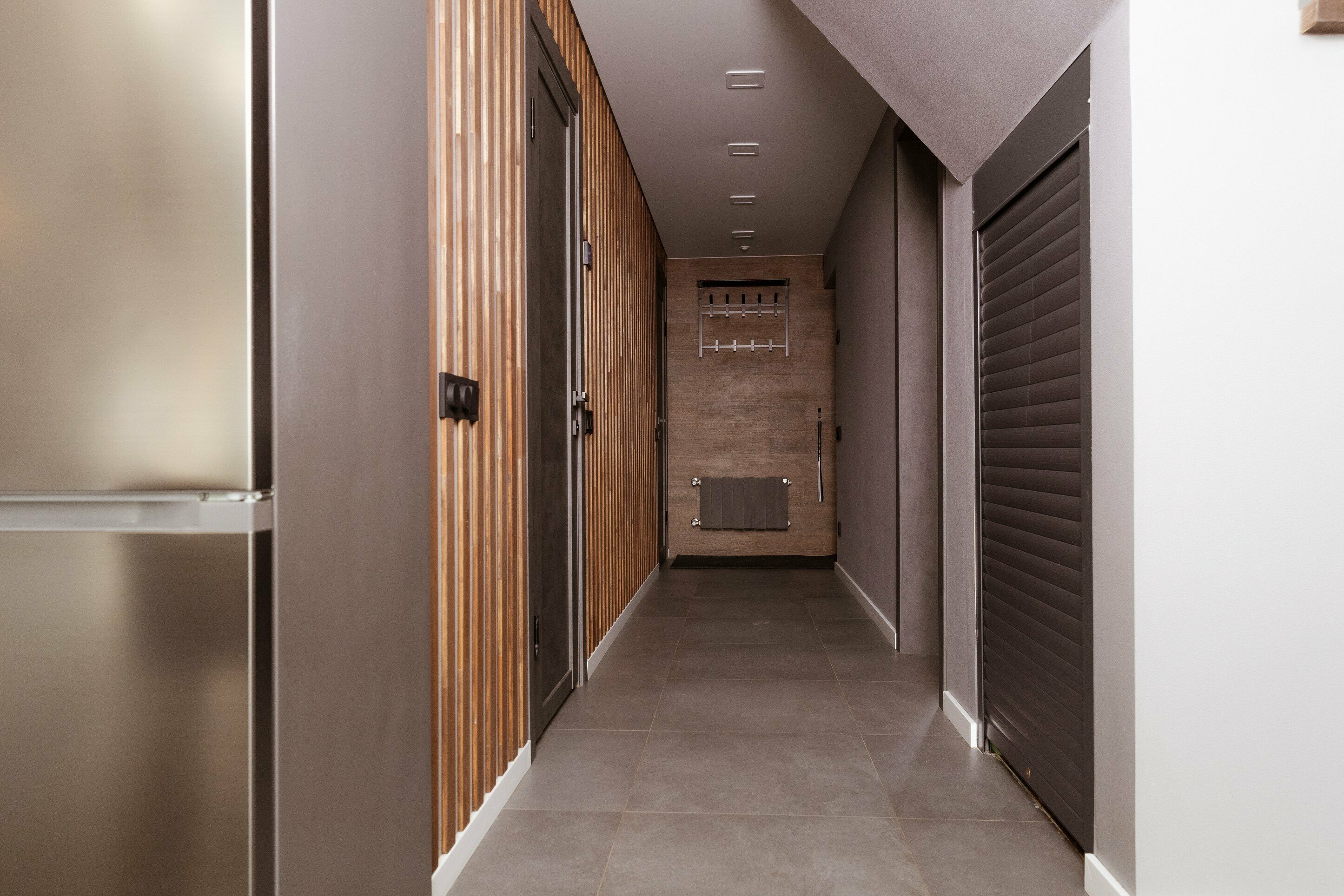 Дом баней и чаном на горе с видом на реку