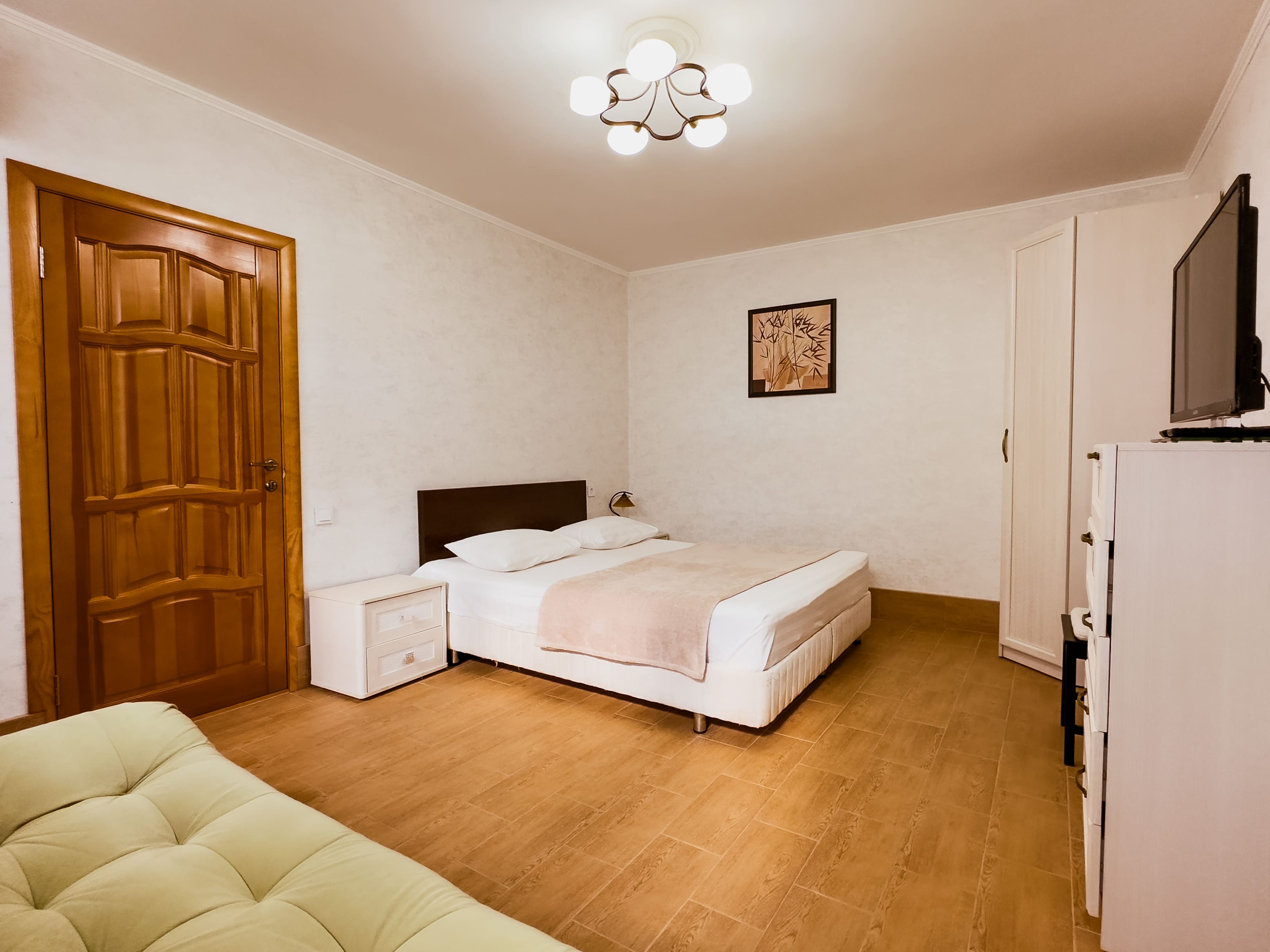 Домик люкс 5-ти местный 2-х комнатный с кухней и собственным двориком