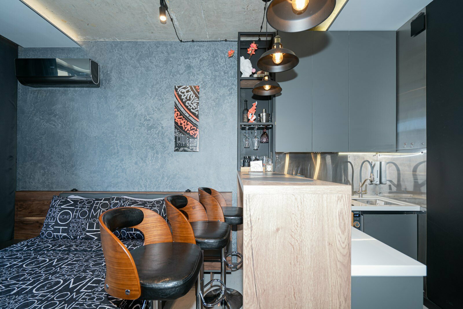 Дизайнерская студия LS-BLACK STRONG экстремальное лето в Алуште - вид на море и горы с 7 этажа