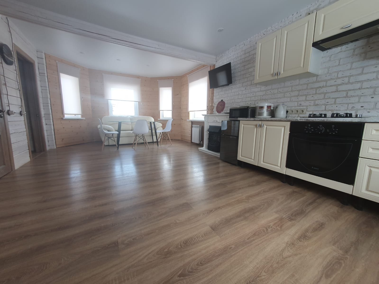 Дом с гостиной - кухней и 3 спальнями (с ванной)