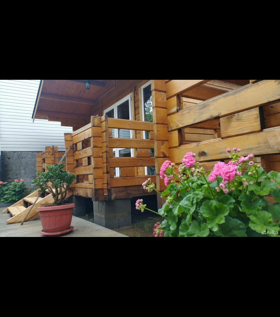 Дом с балконом