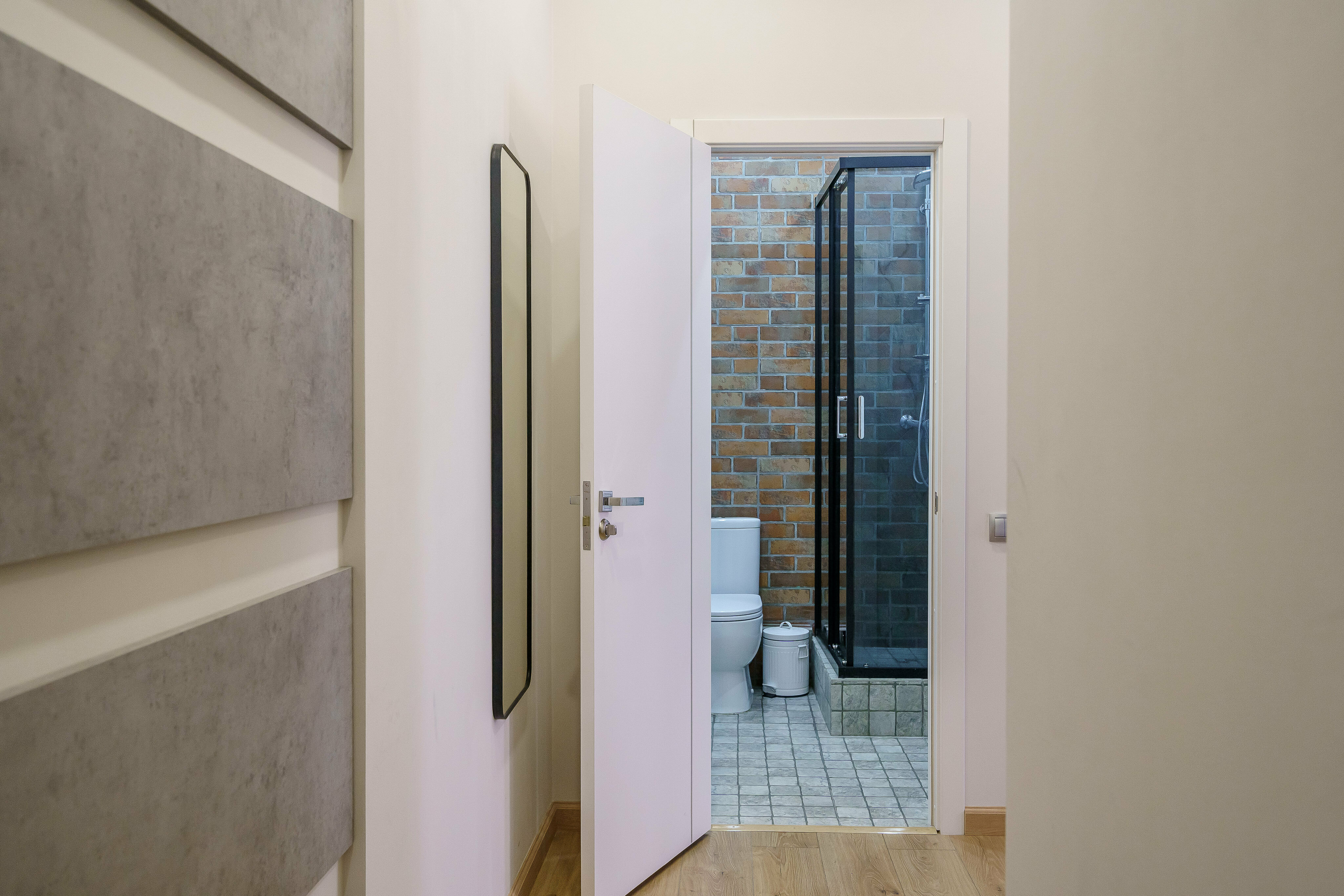 Просторный номер с кроватью и диваном