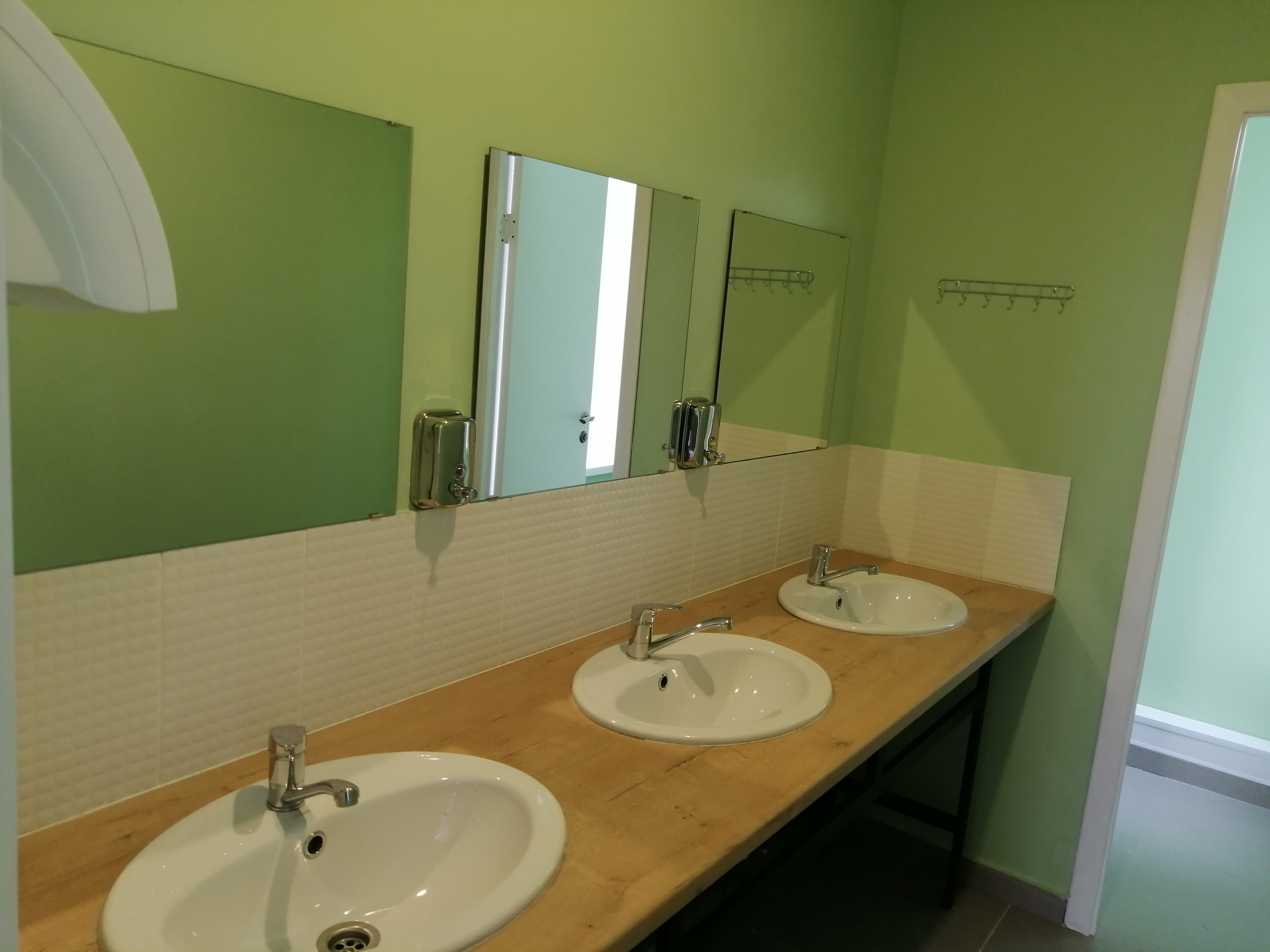 Двухместный номер с 2 отдельными кроватями и общим туалетом