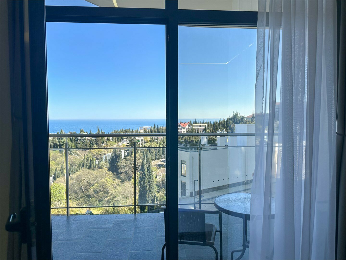 Дизайнерская студия LS-HI-TECH EMOTION светлые эмоции лета в Алуште - вид на море со 2 этажа