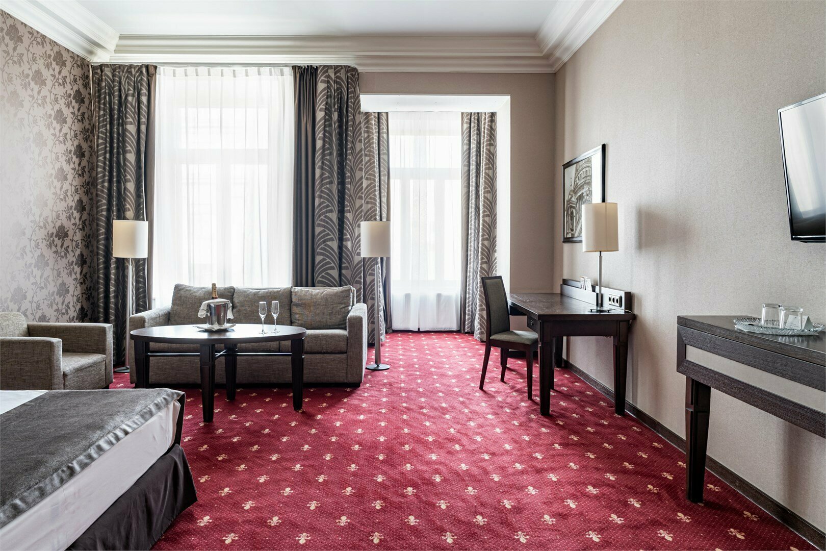 Номер Делюкс с одной большой кроватью и диван-кроватью