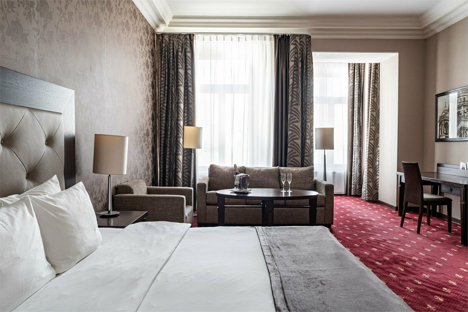 Номер Делюкс с одной большой кроватью и диван-кроватью