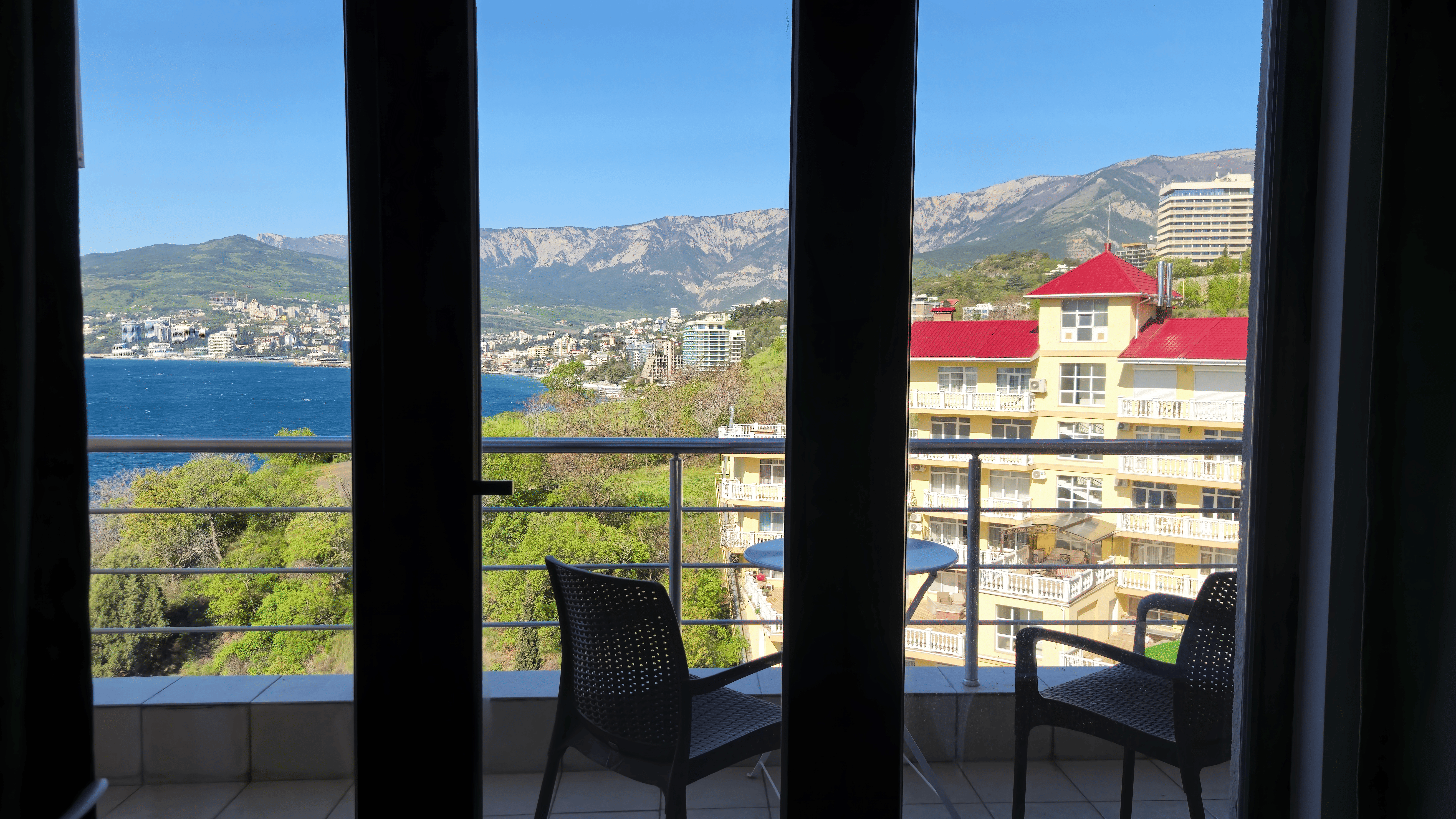 Двухуровневые апартаменты с панорамным видом на море и горы