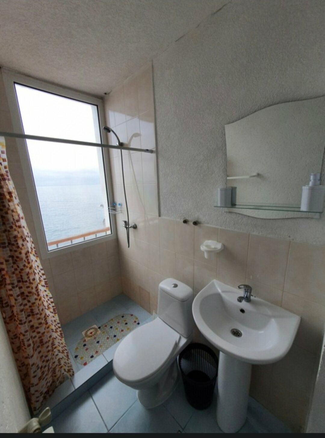 Двухместный номер, с балконом и частичным видом на море.