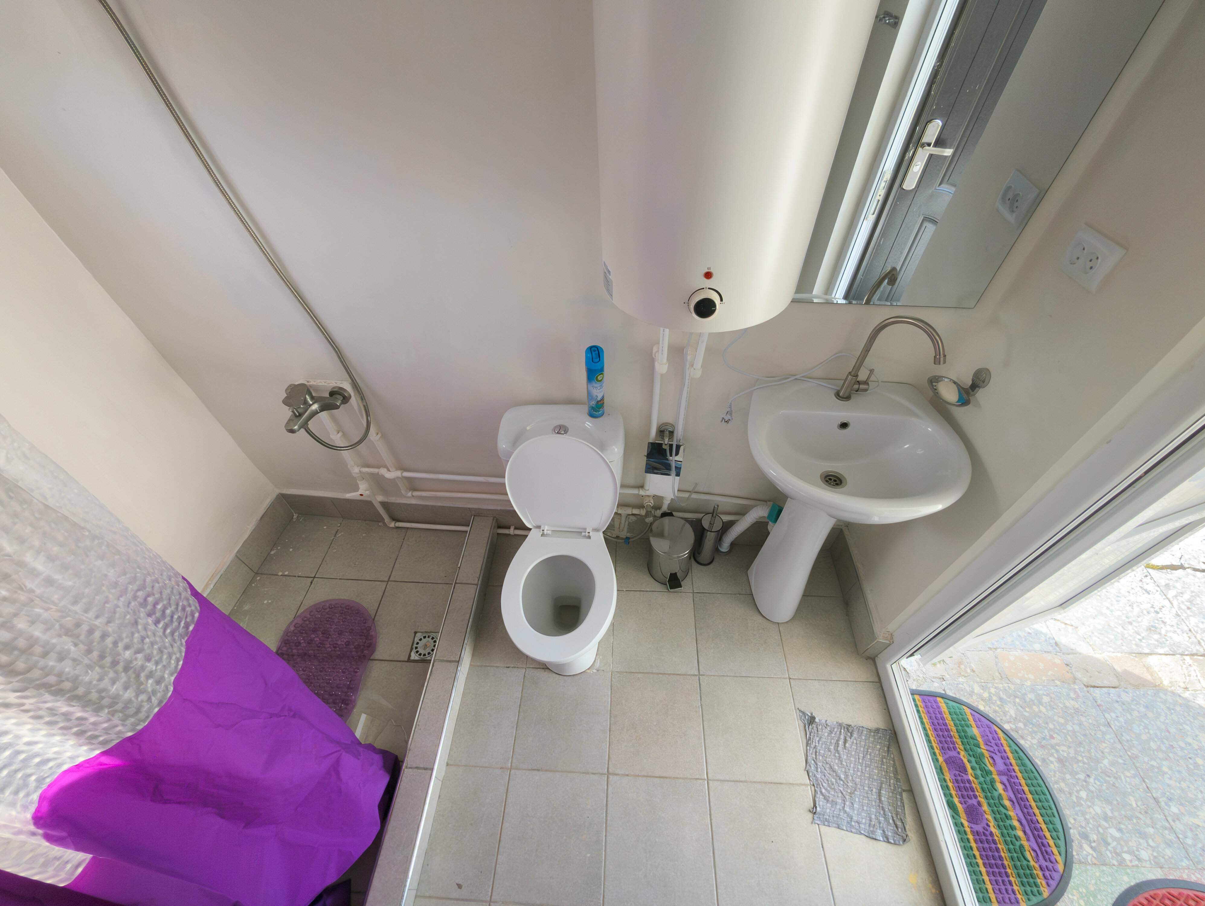 Двухкомнатный семейный номер с собственным душем