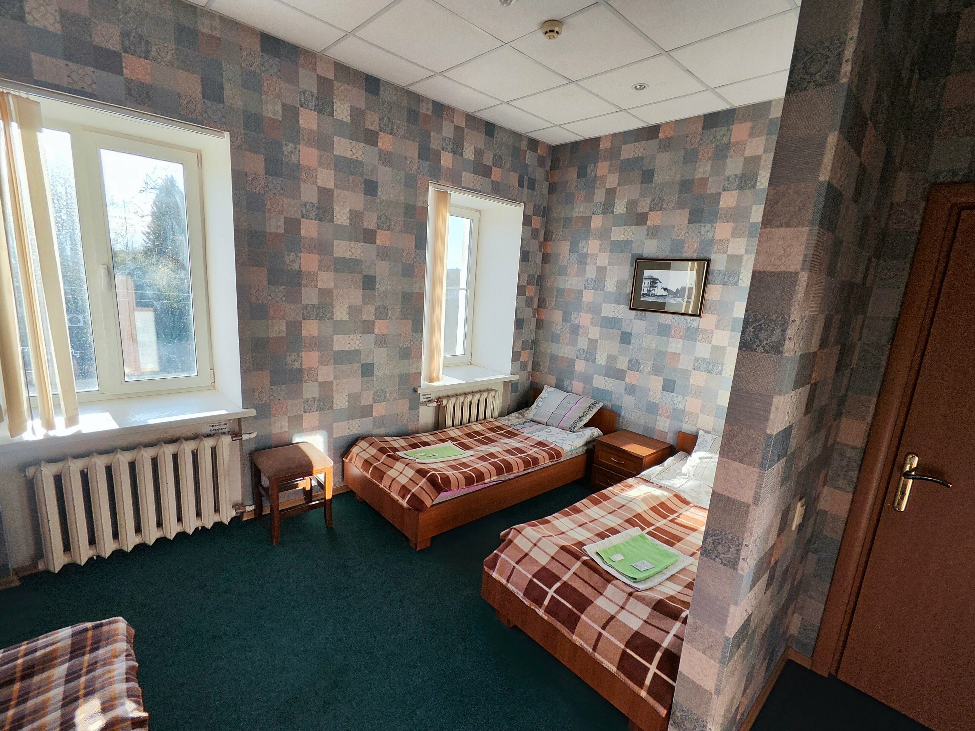 Трехместный номер эконом-класса с общей ванной комнатой