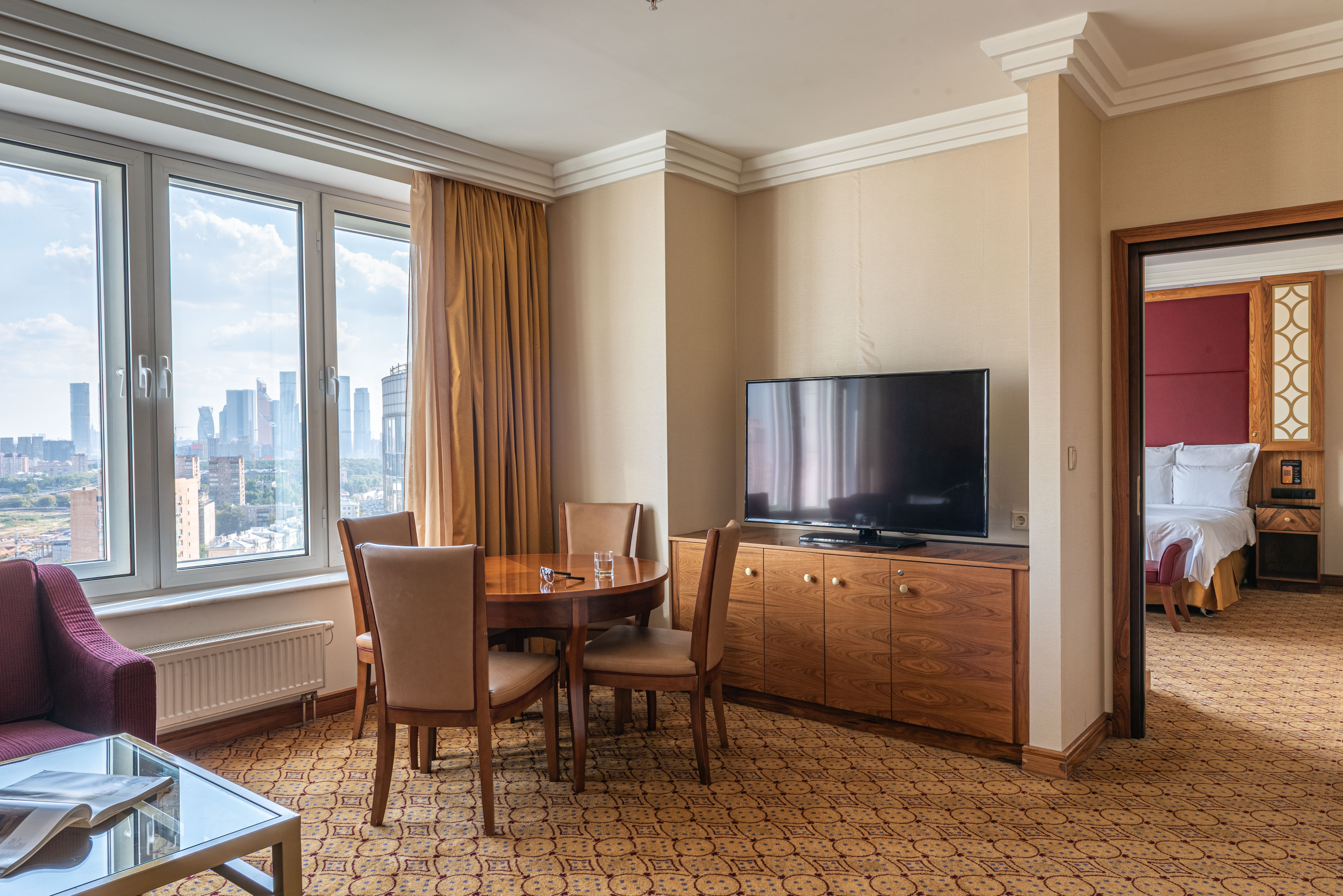 Двухкомнатные апартаменты с кухней и одной большой кроватью