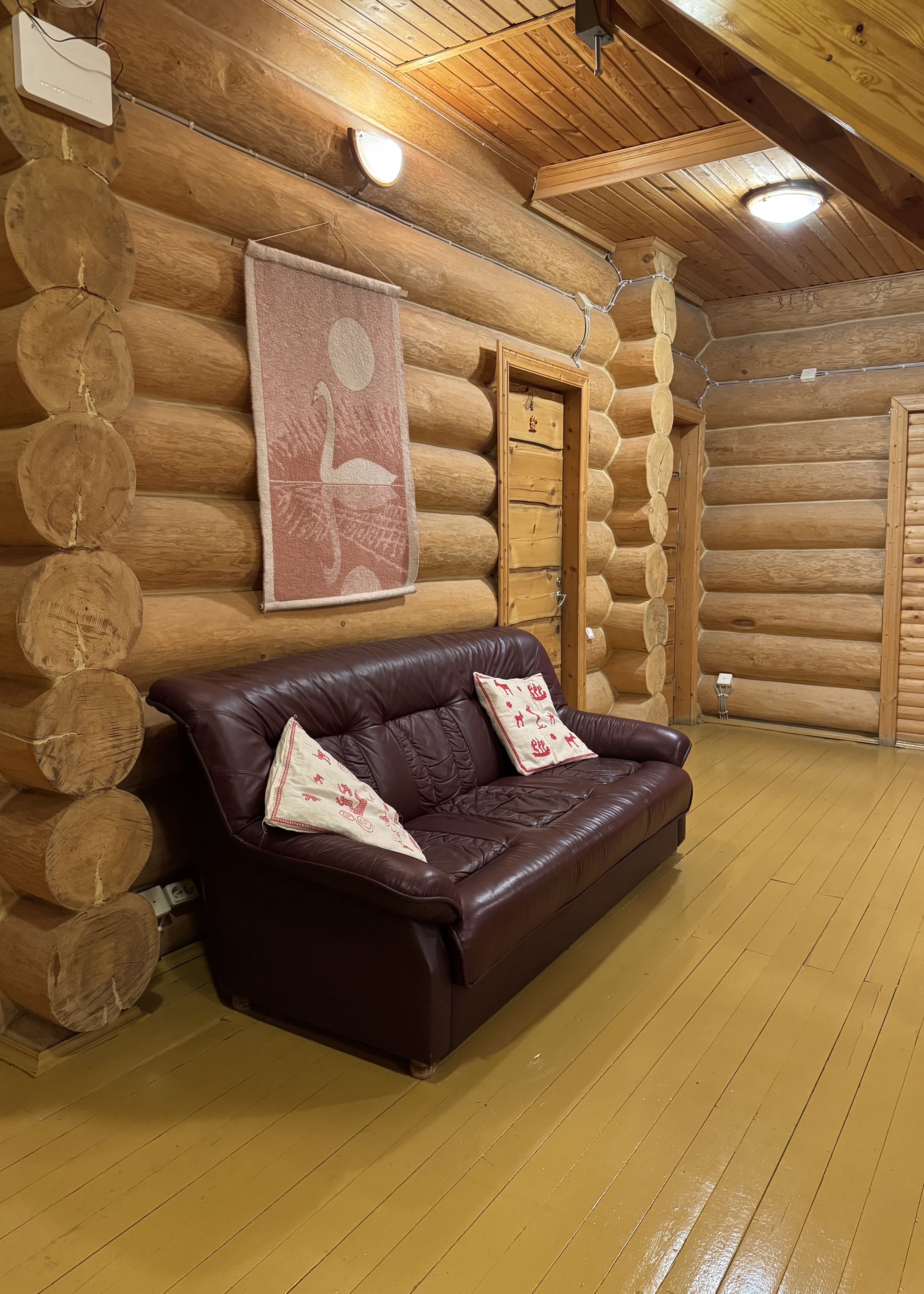 Двухместный номер с двумя односпальными кроватями туалетом в комнате  и общим холом