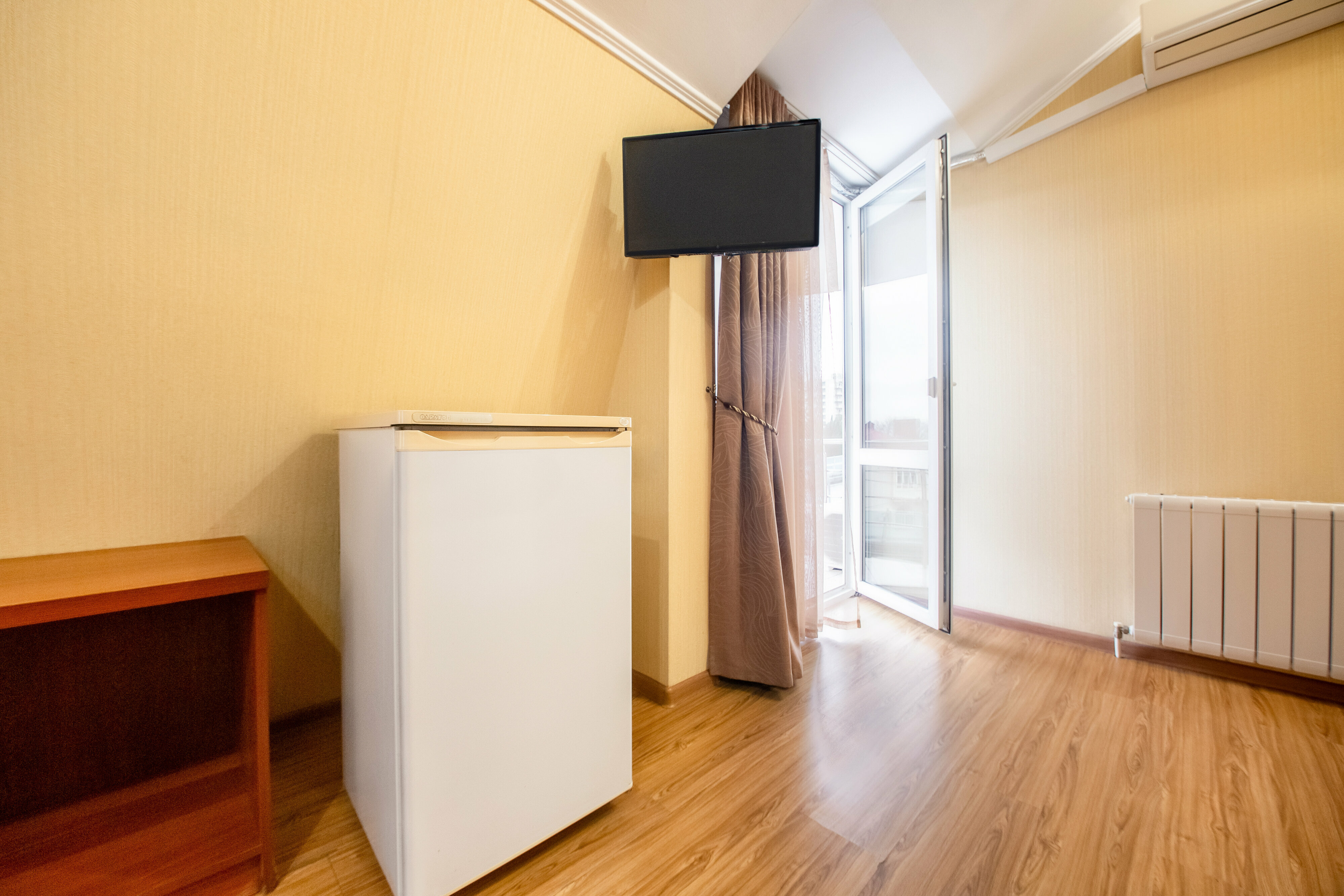 Молодежный номер с видом на ул. Ленина