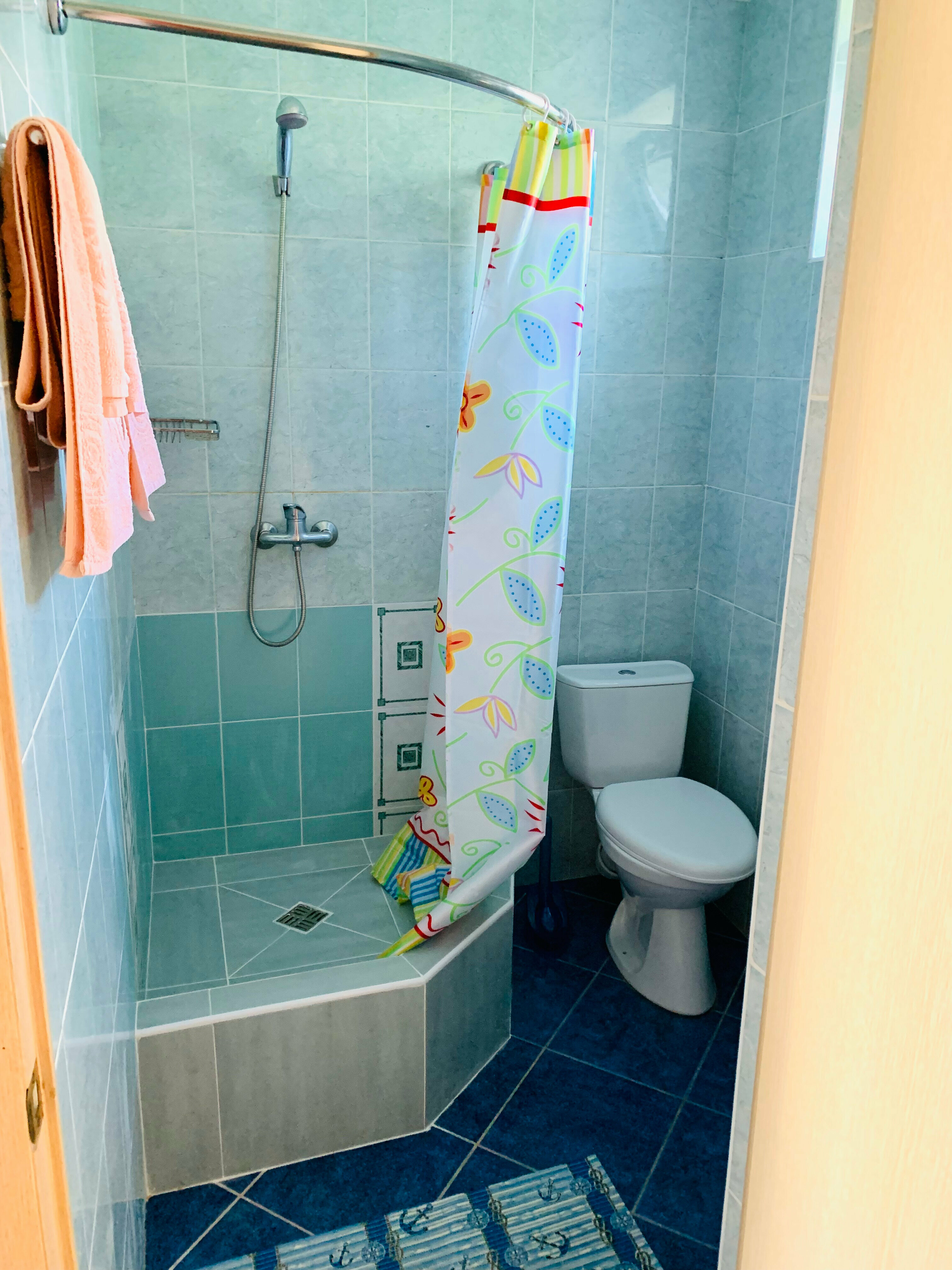 Двухместный номер с двуспальной кроватью и дополнительной кроватью