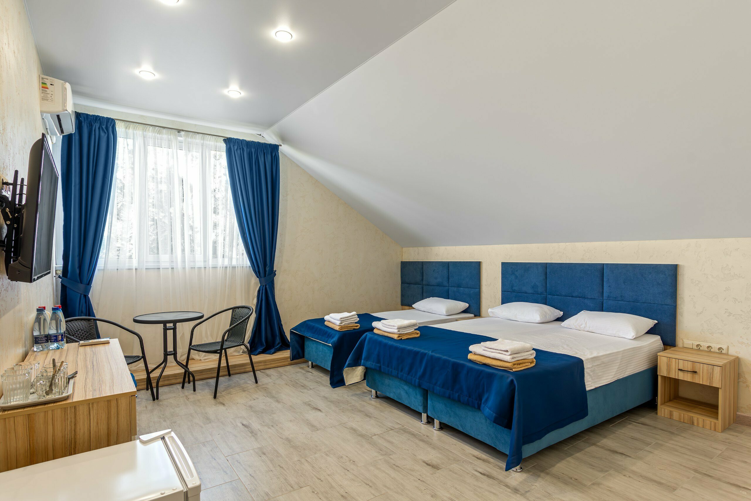 Трехместный номер Deluxe c кроватью размера "King Size" и видом на море