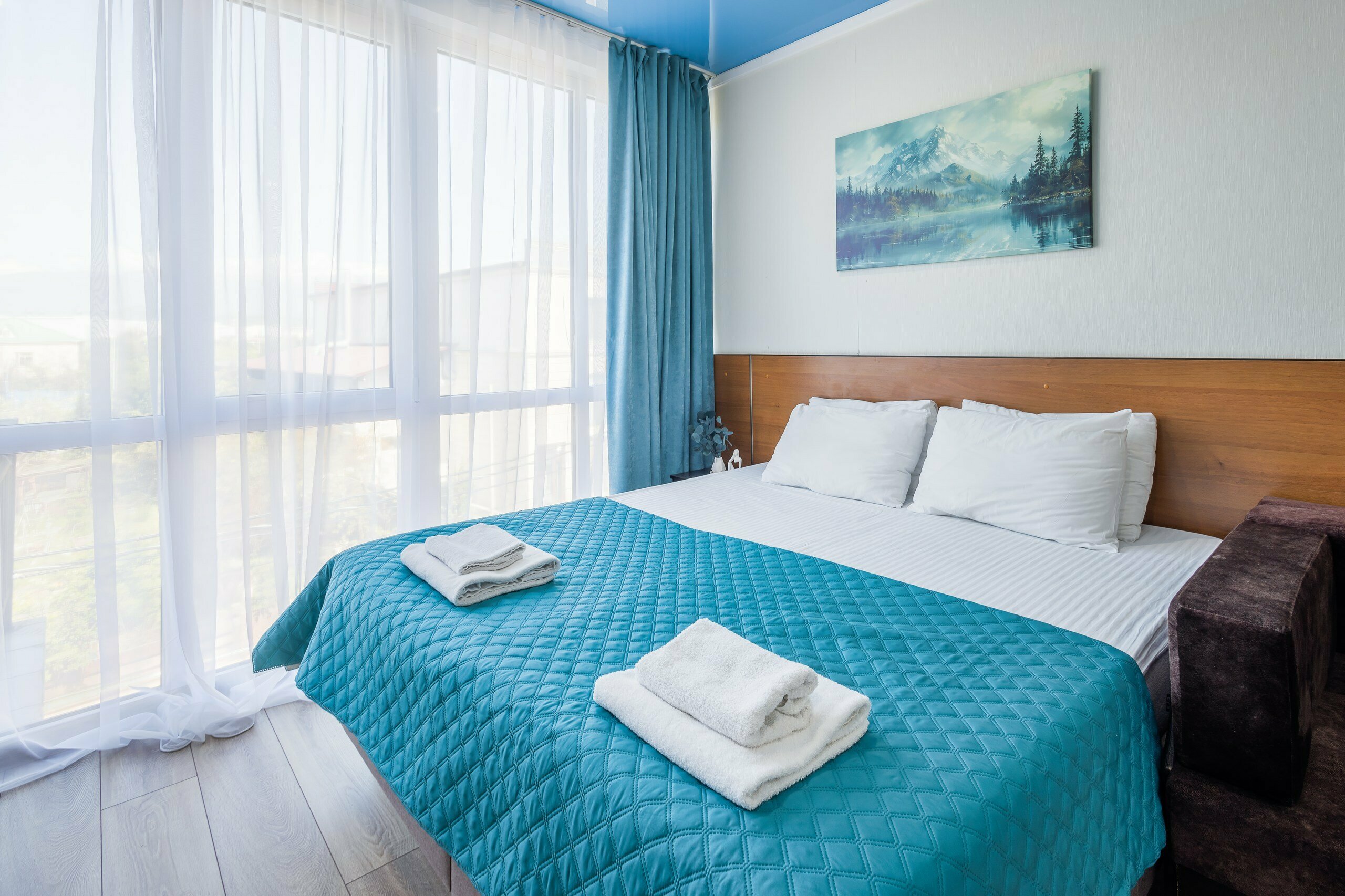 Трехместный полулюкс с балконом с видом на горы