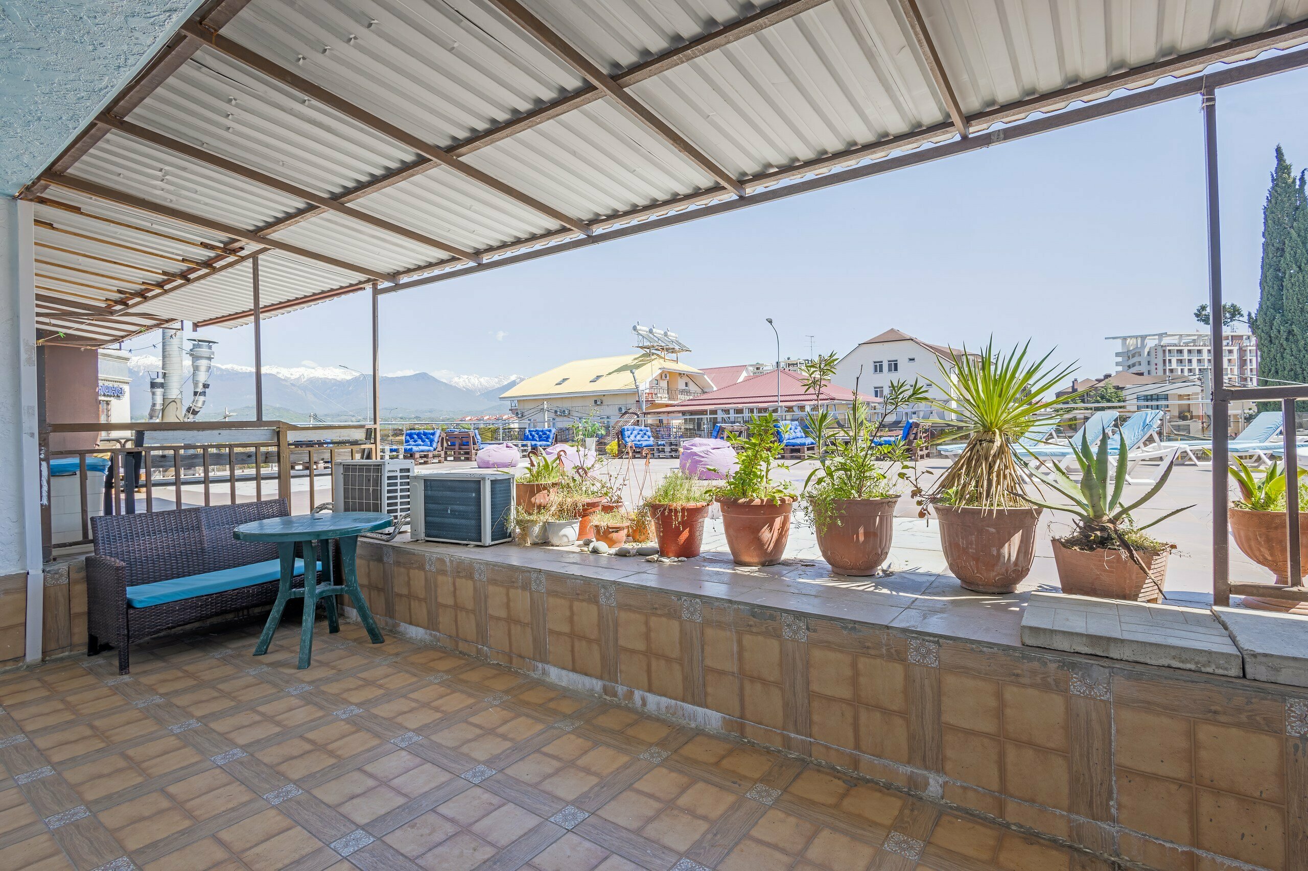 Трехместный номер с видом на горы