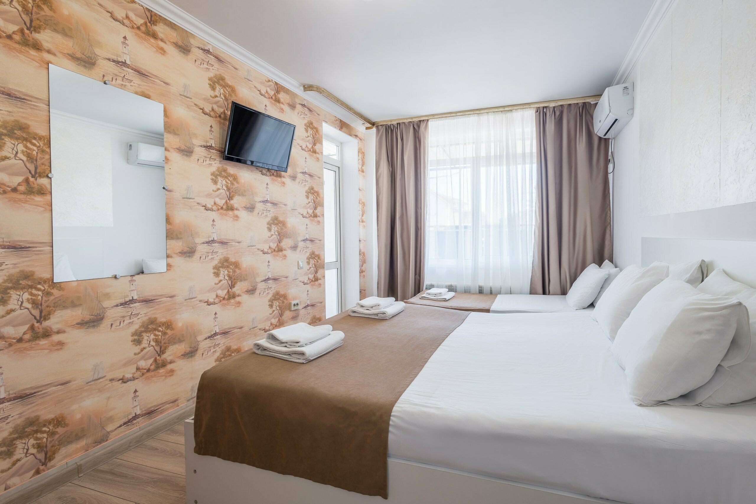 Трехместный номер с видом на горы