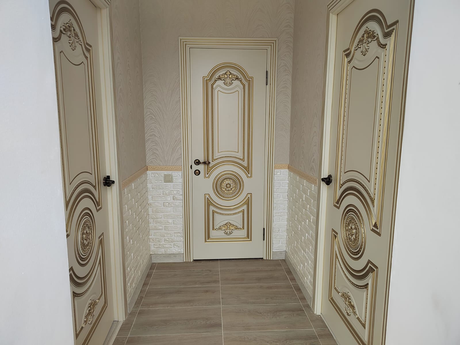 Комната в двухкомнатном номере с двуспальной кроватью и общим санузлом