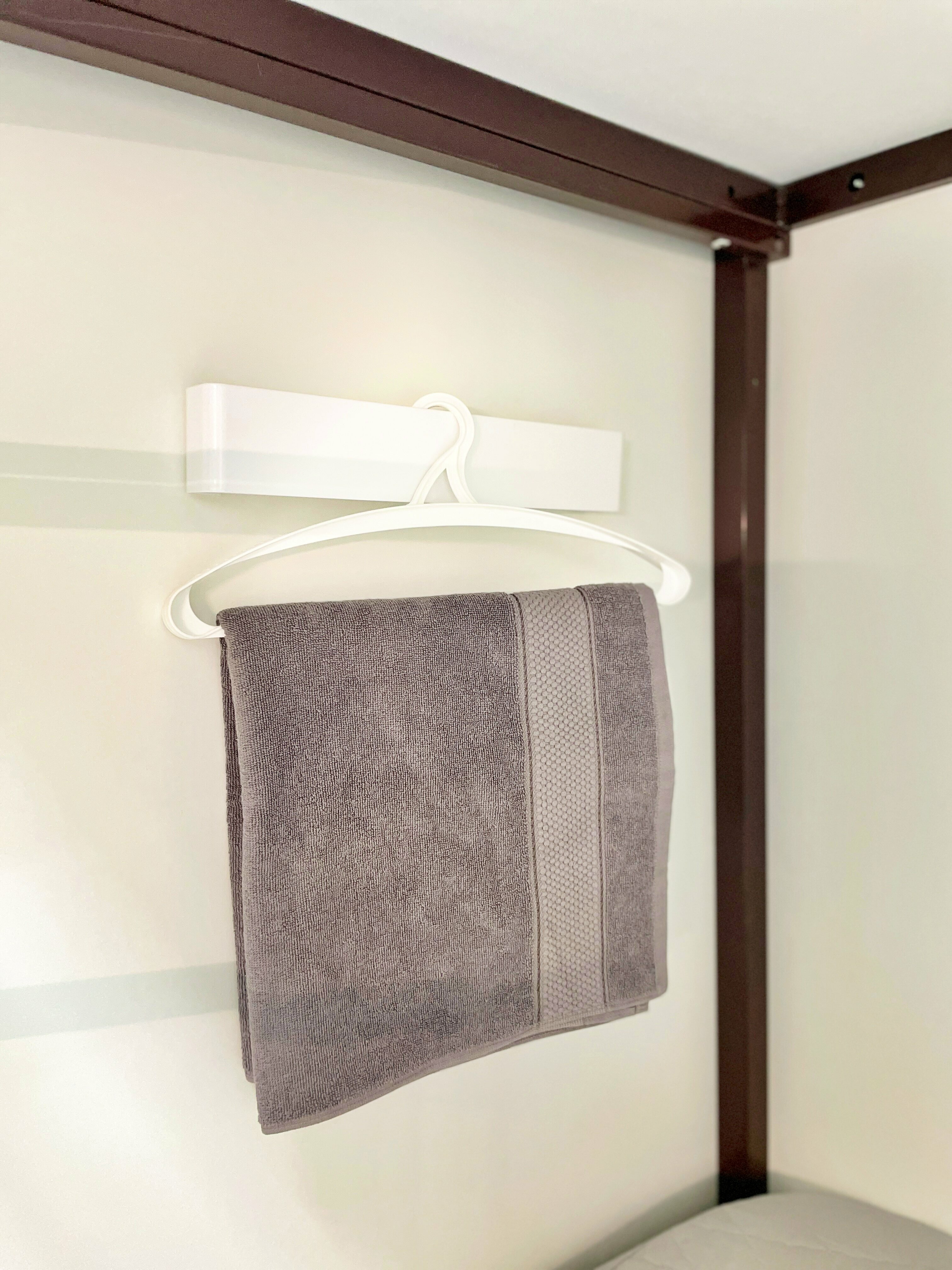 Спальное место на двухъярусной кровати в общем номере для женщин