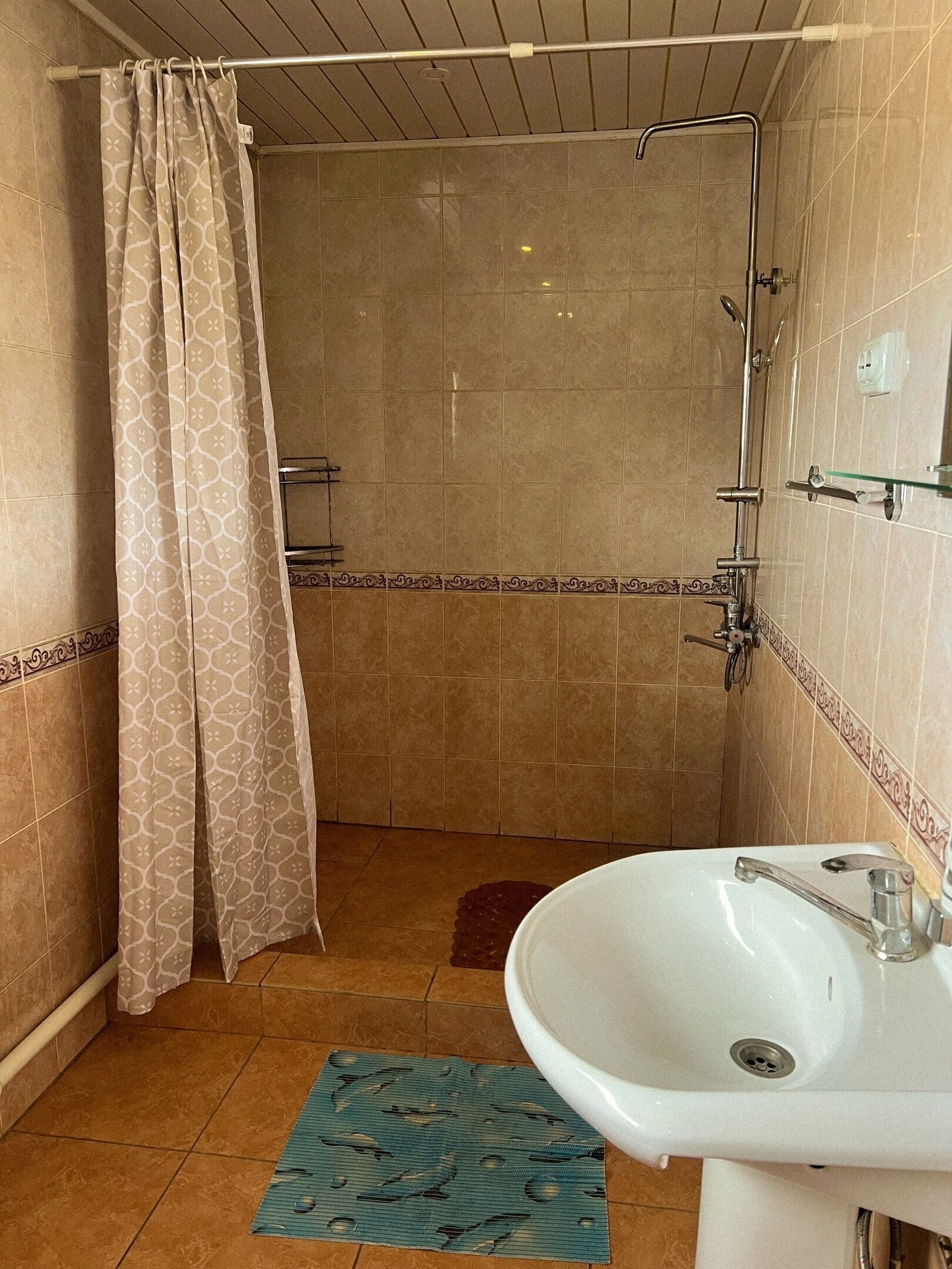 Четырёхместный номер с душем и туалетом на первом этаже с отдельным входом