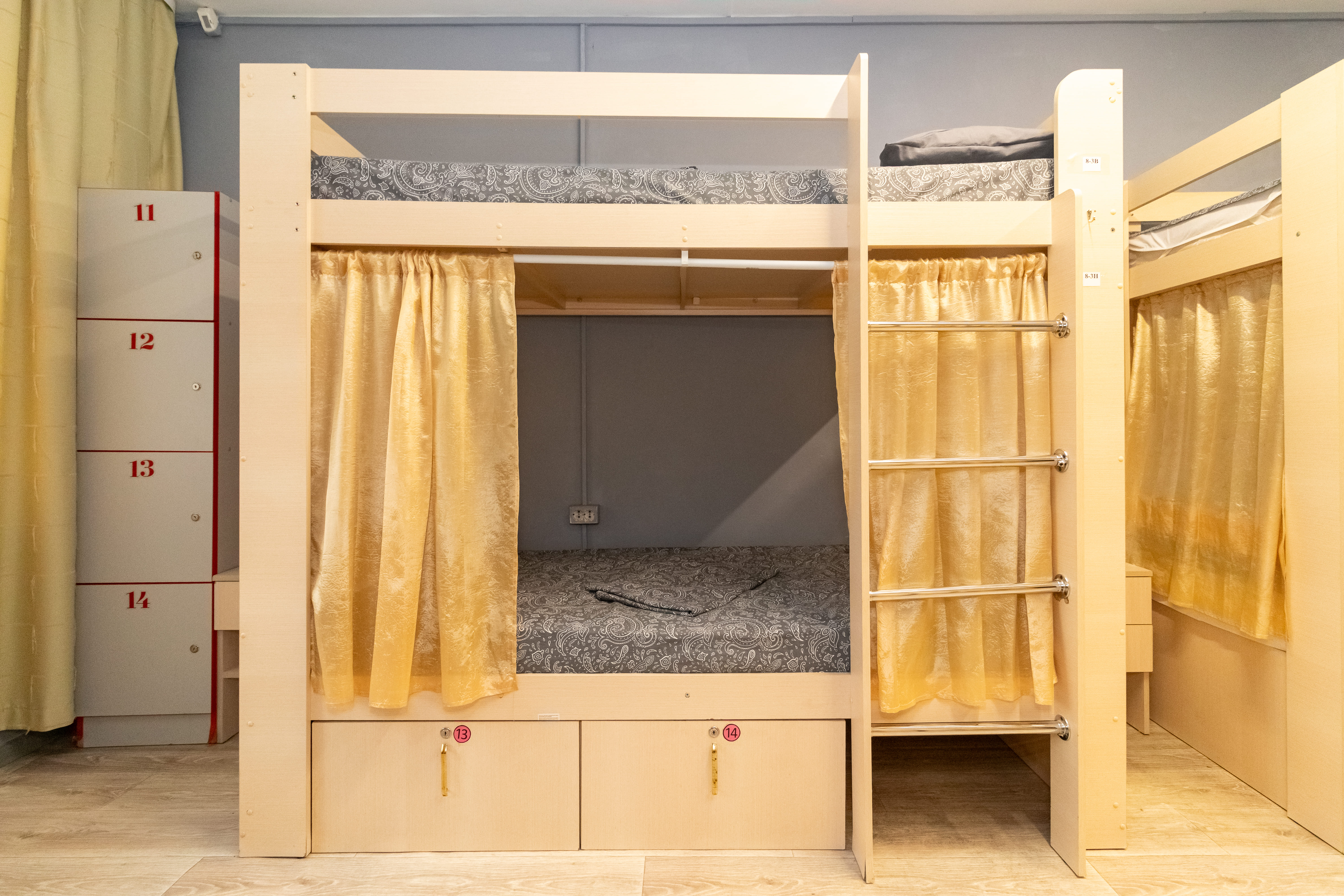 Спальное место на двухъярусной кровати в общем номере для мужчин и женщин
