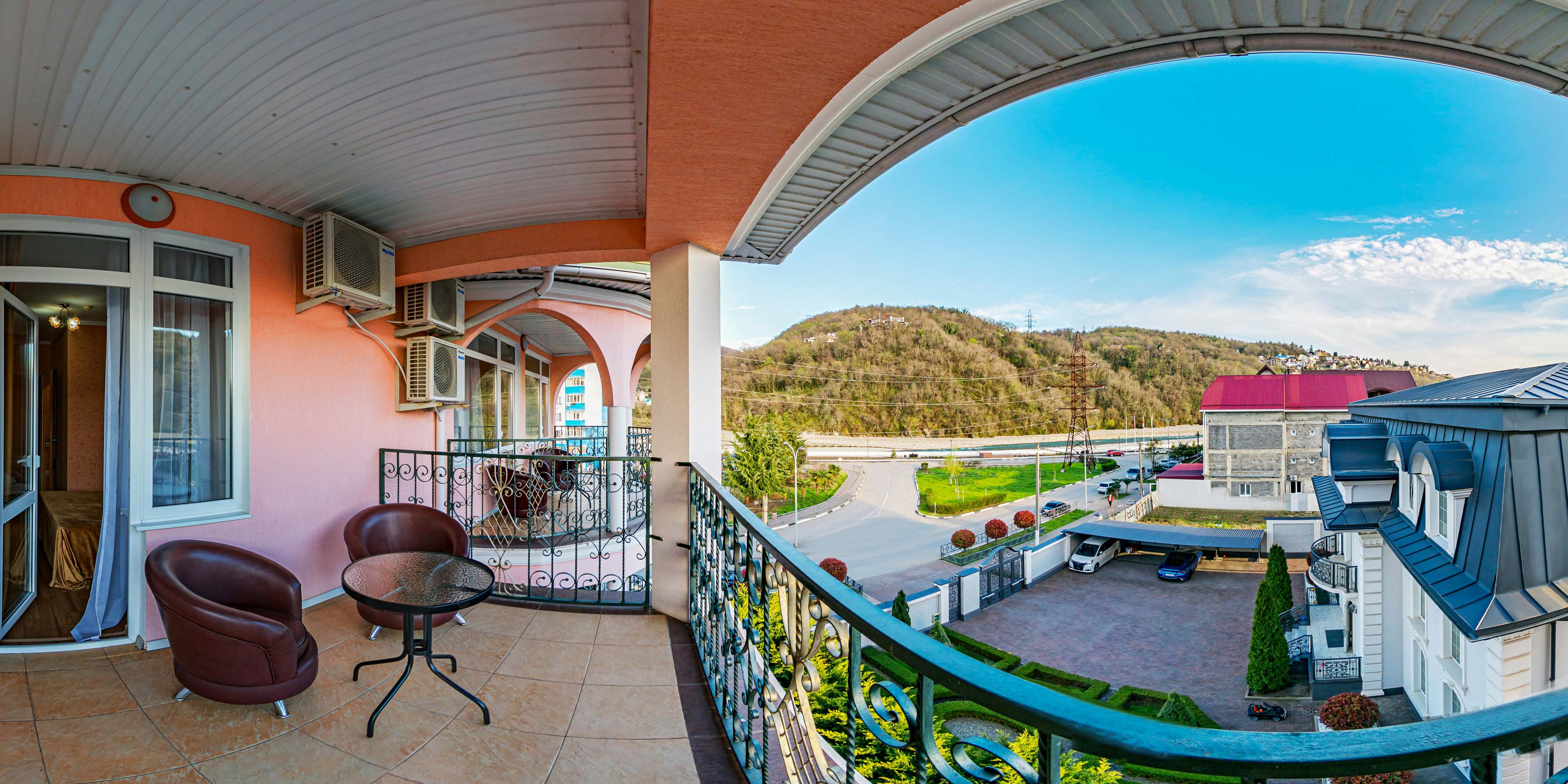 Люкс  2 комнаты "Горы и река"  с балконом " трансфер до моря"