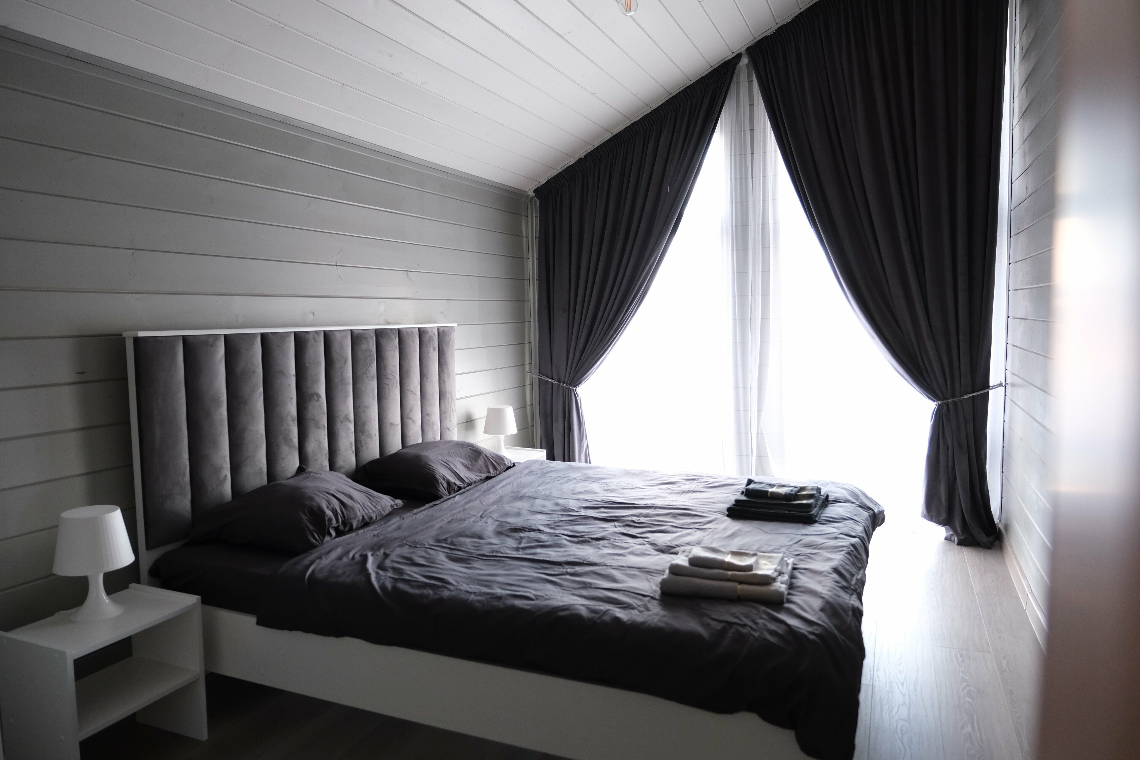 Гостевой домик с одной двухспальной и двумя односпальными кроватями